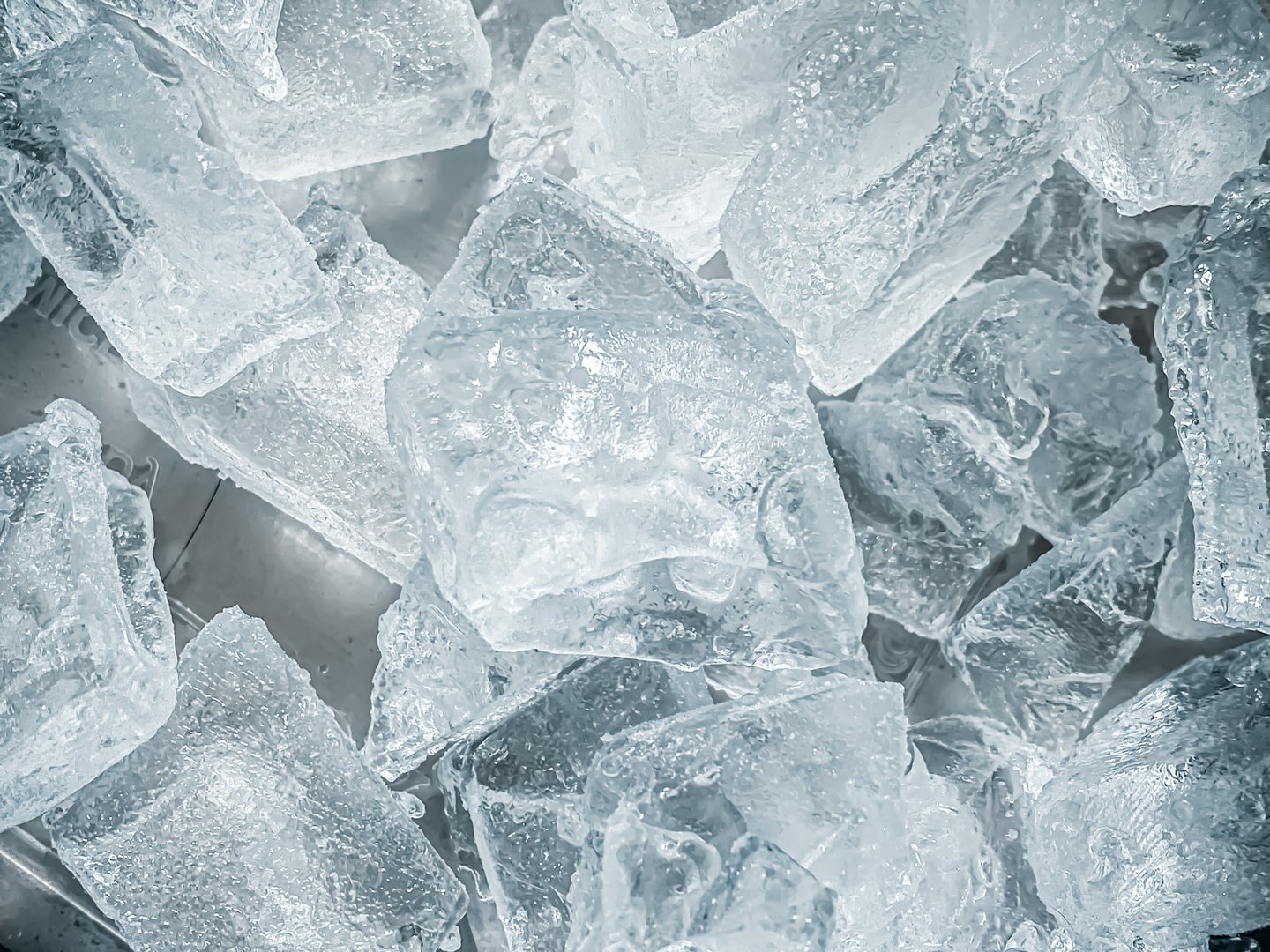 icecubes background,icecubes texture,icecubes wallpaper,ice helps to feel refreshed and cool water from the icecubes helps the water refresh your life and feel good.ice drinks for refreshment business