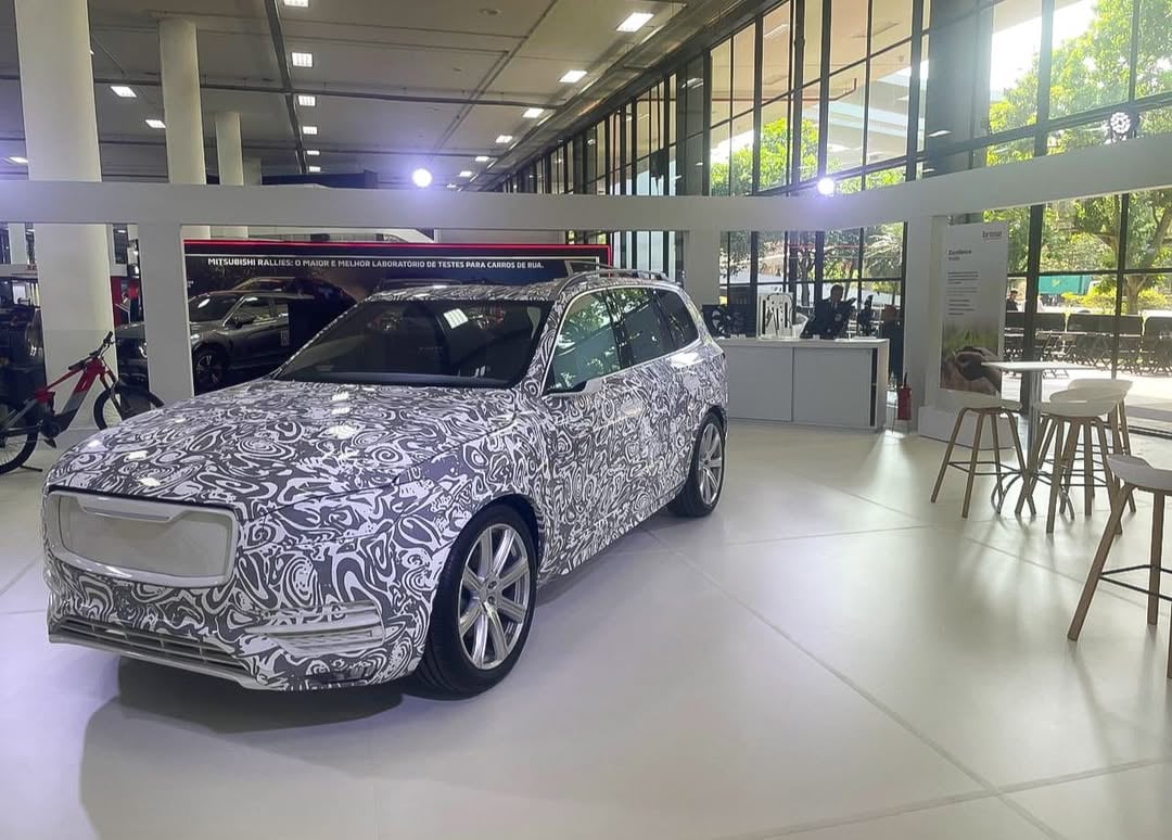 Estrutura metálica complexa com iluminação técnica profissional