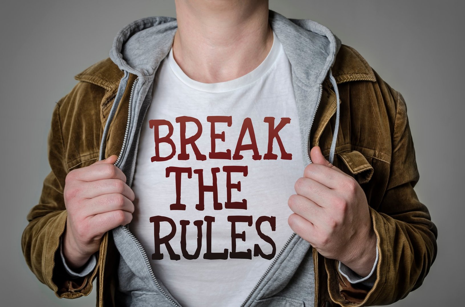 Man showing Break the rules tittle on t-shirt