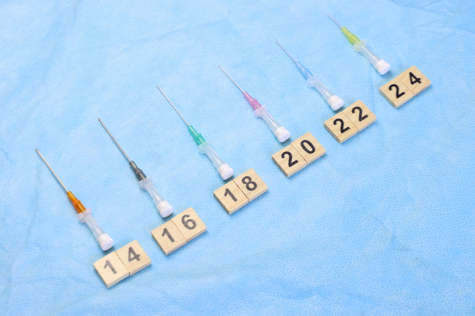 Peripheral venous catheter aligned and divided by size in a surgical surface