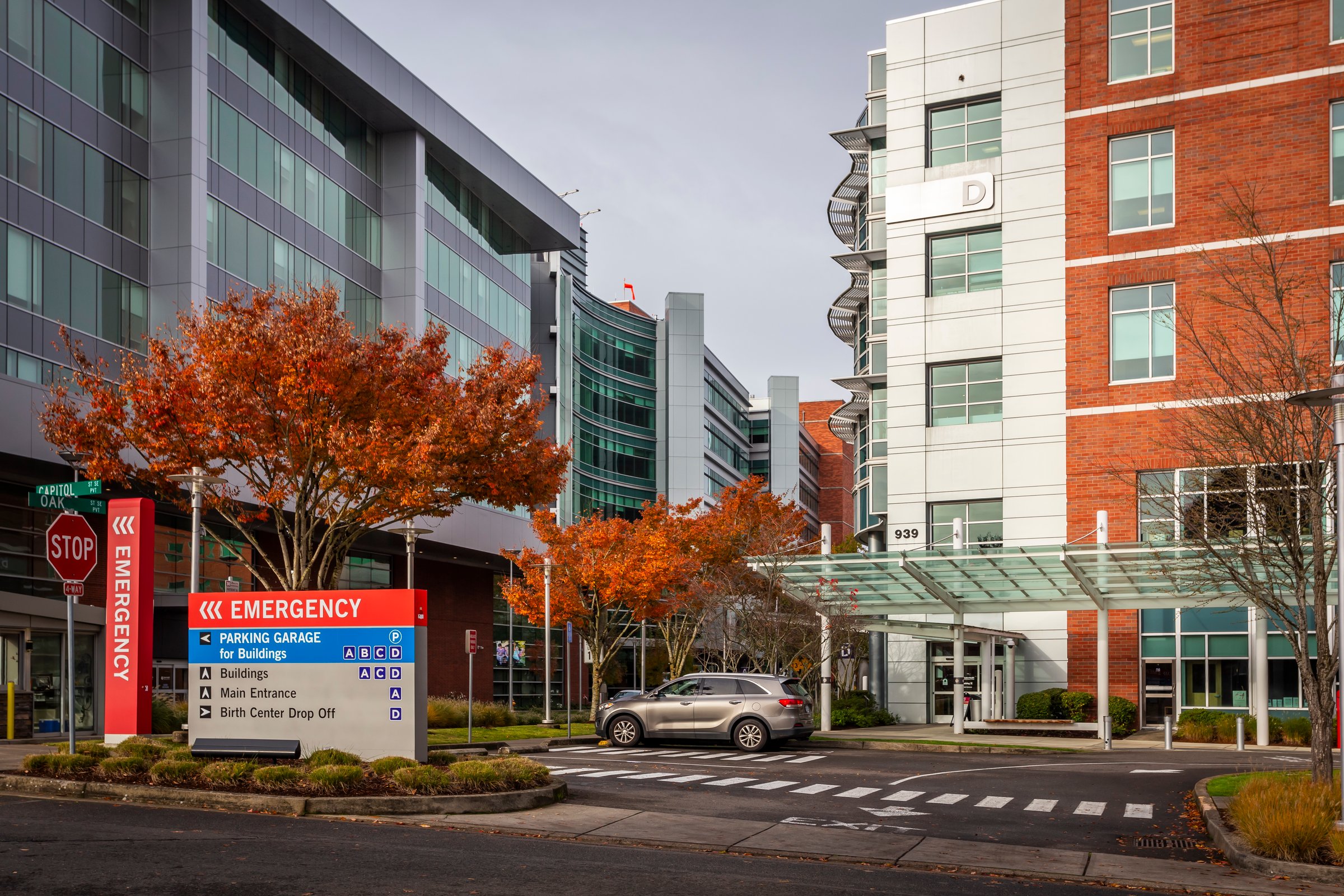 Salem, Oregon, USA - November 5th, 2024: Salem Hospital Emergency direction. Information sign to parking lot