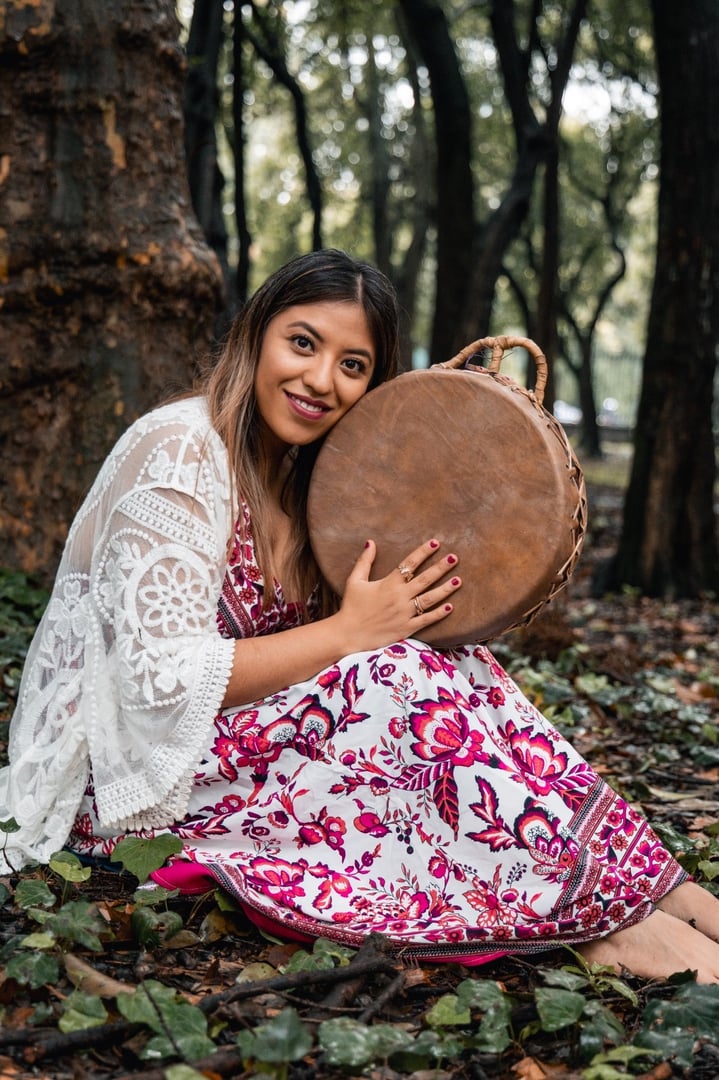 Yenisey con su tambor en el espacio de creación musical