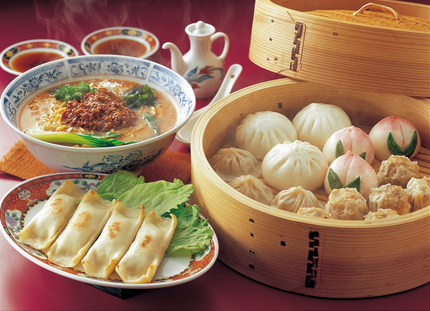 Dandan noodles with a unique soup and steam baskets with various dim sums. The fun of dim sum is transmitted.
