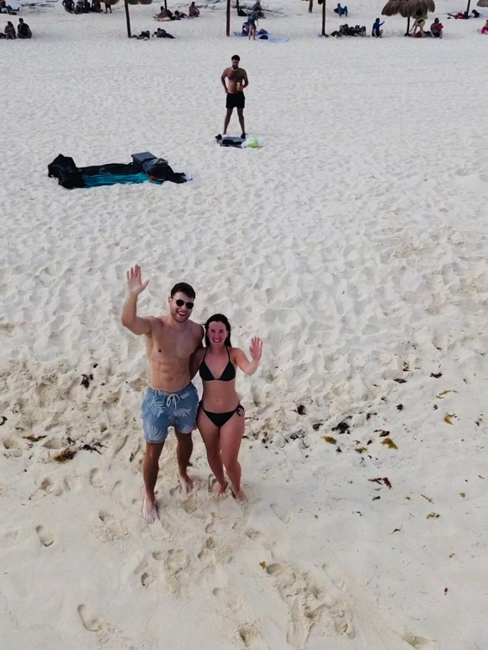 Mateo y Selena recibiendo video en dron de cortesía en Playa Delfines