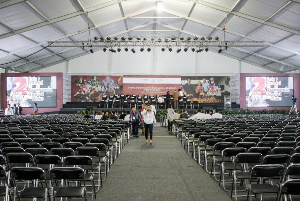 Montaje completo de escenario con iluminación profesional