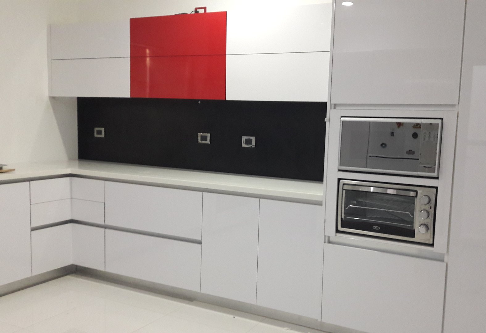 Cocina con electrodomésticos acero inoxidable