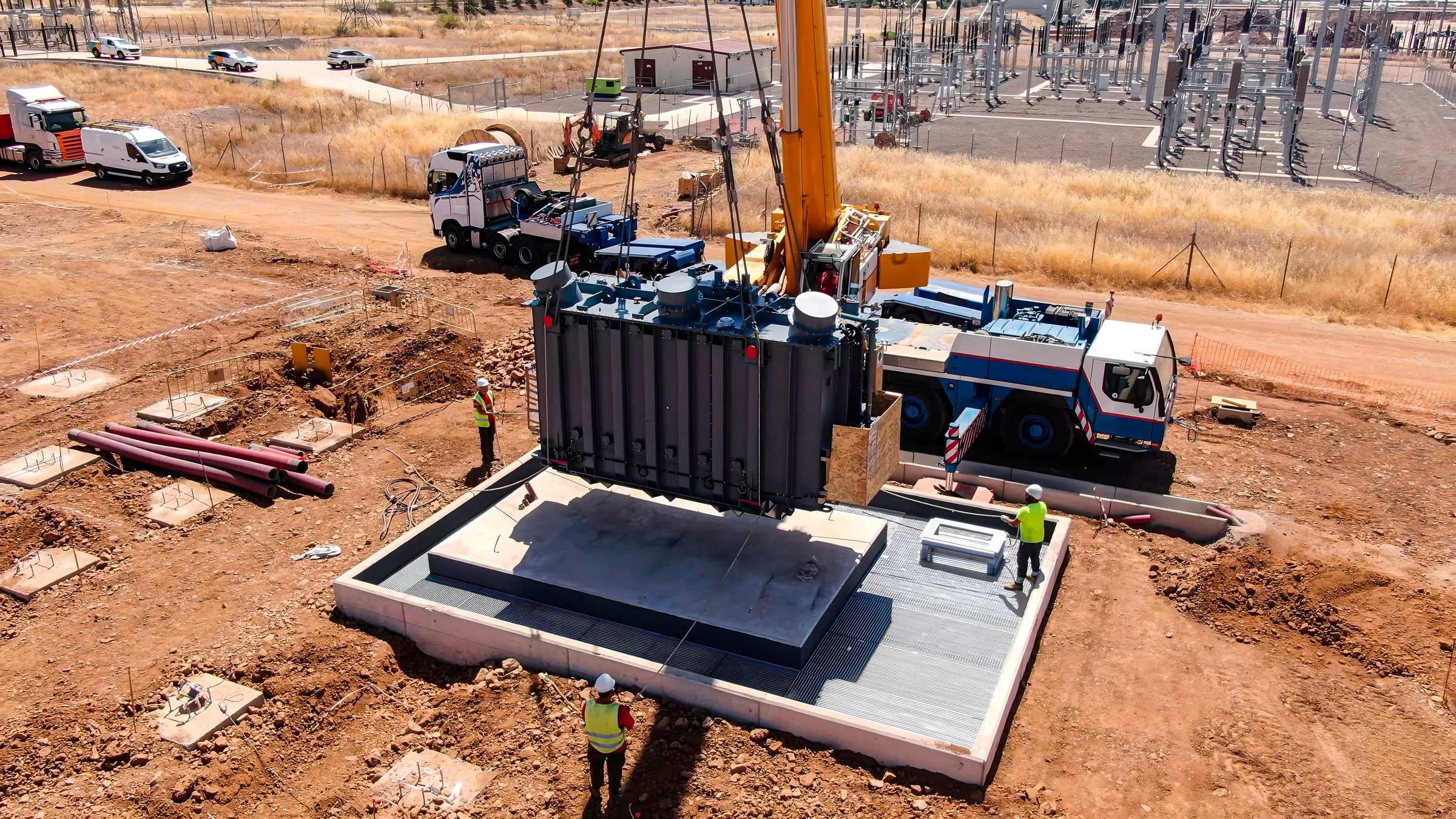 Lifting process for the assembly of electrical transformers in solar panel fields