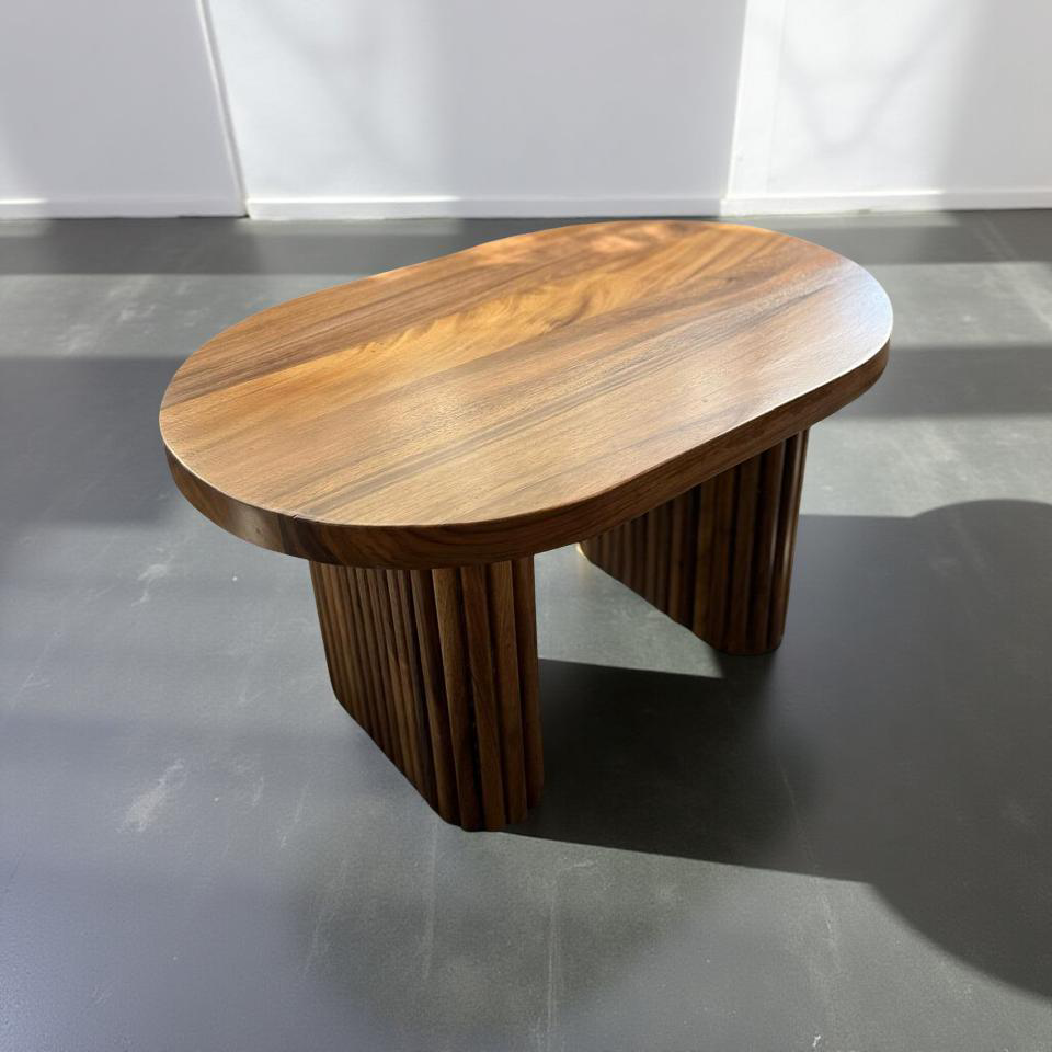 Mesa de centro orgánica en parota con cubierta oval de veta visible en tonos miel y chocolate, sobre pedestales acanalados gemelos