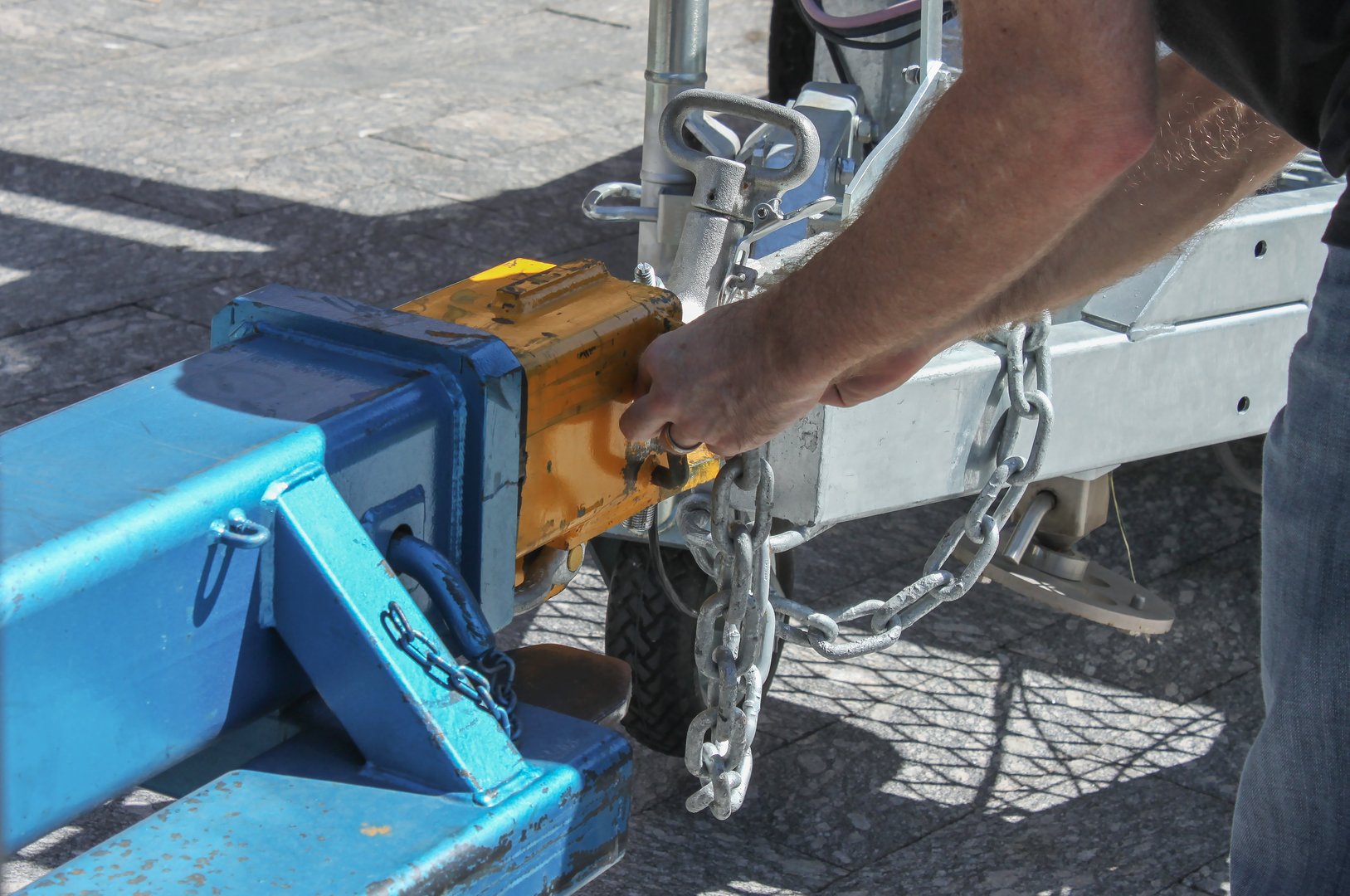 RV weight distribution hitch installation