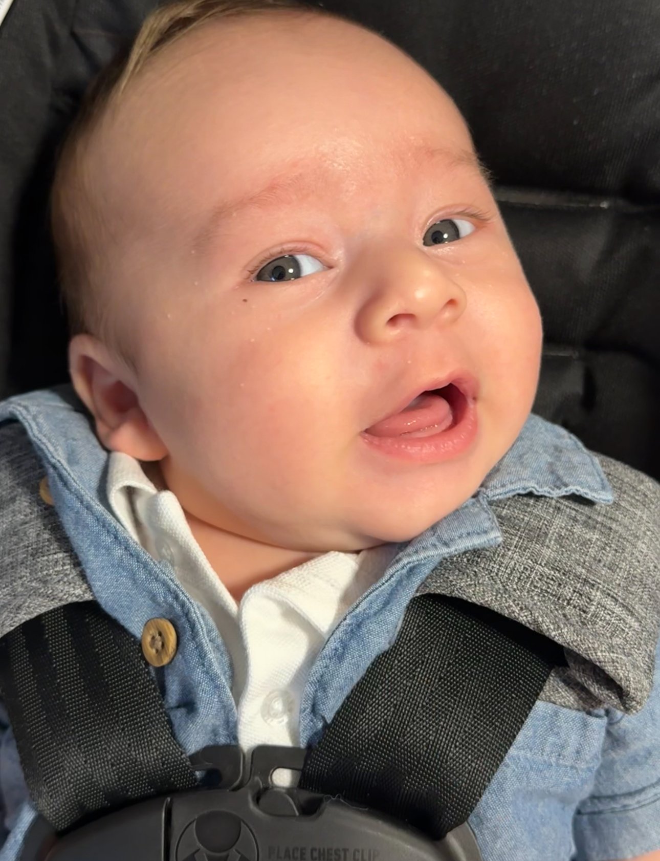 Ian con su mamá en la cabina estética