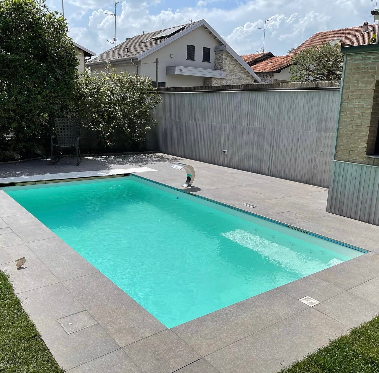 Piscina elegante completata - Vista spettacolare