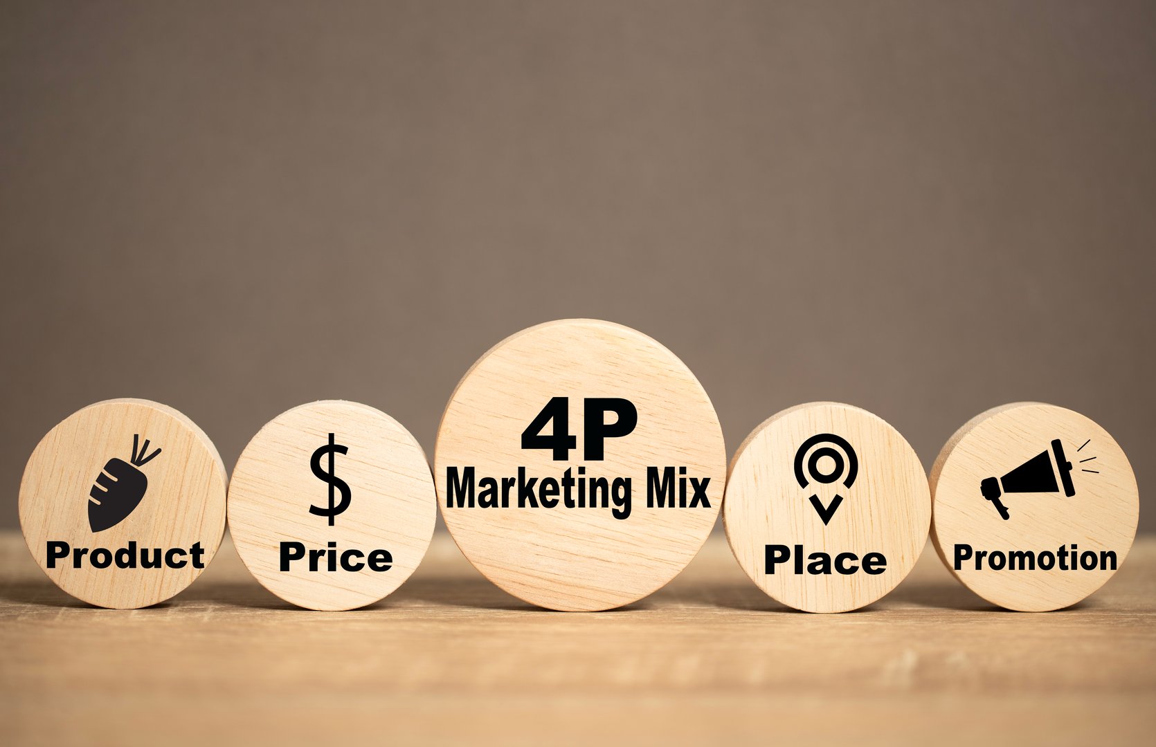4P Marketing Mix icon on a round wooden plate placed on a table. Concepts about integrated marketing. Product, Price, Place and Promotion. Business strategy planning success achievement. Good teamwork.