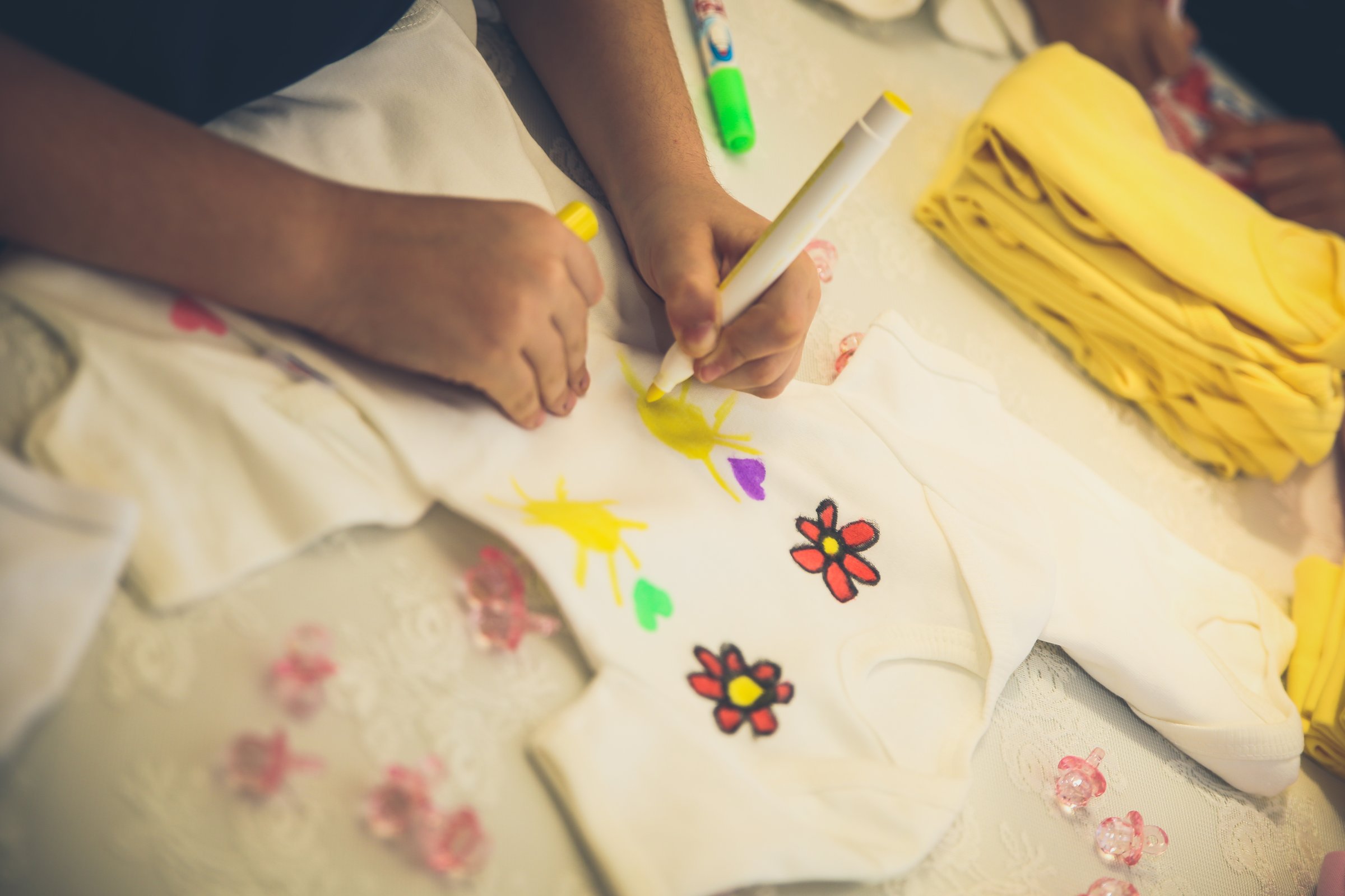 kids coloring the shirt