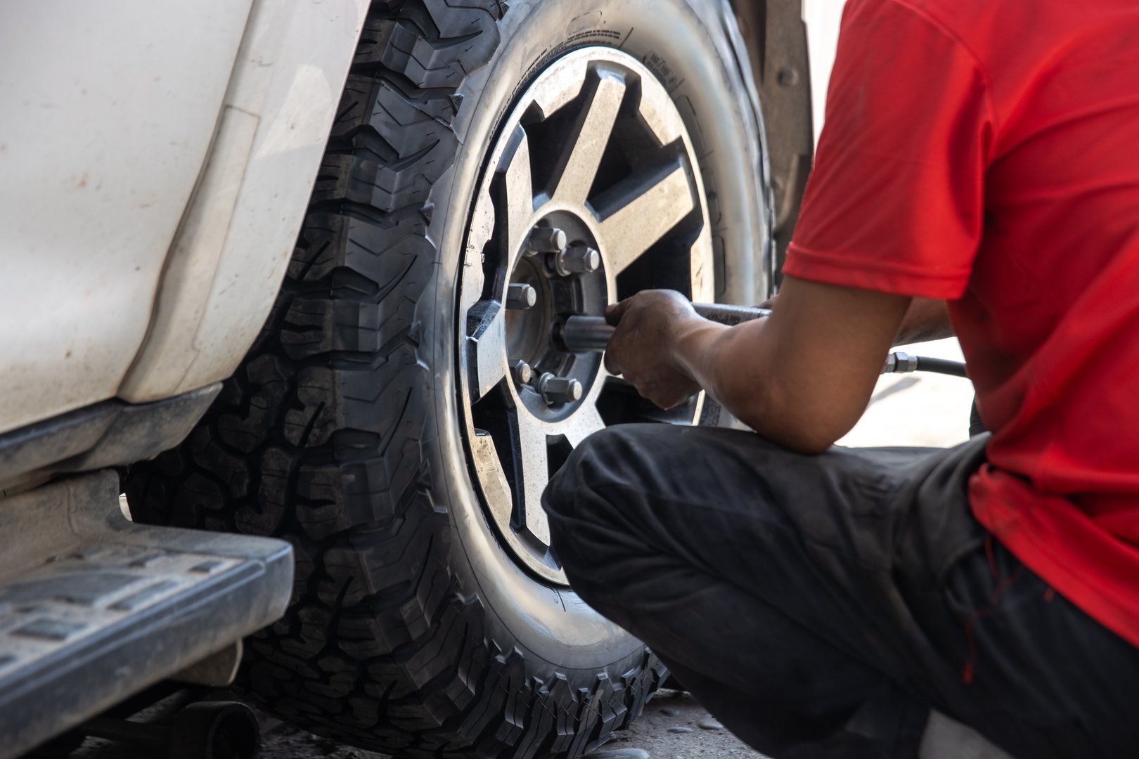Mechanic changing a wheel of a modern car