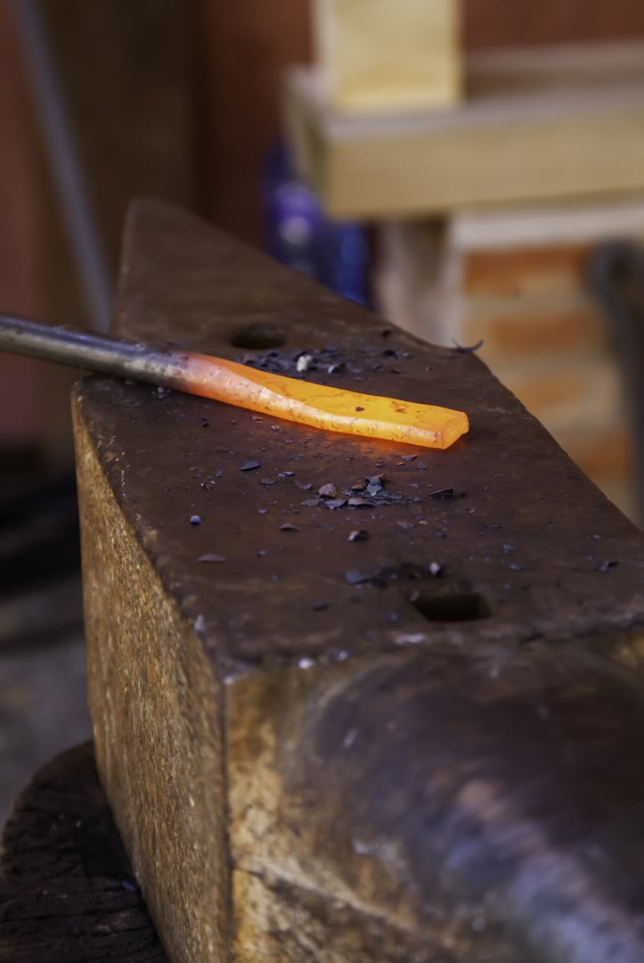 Lavorazione del ferro battuto in officina