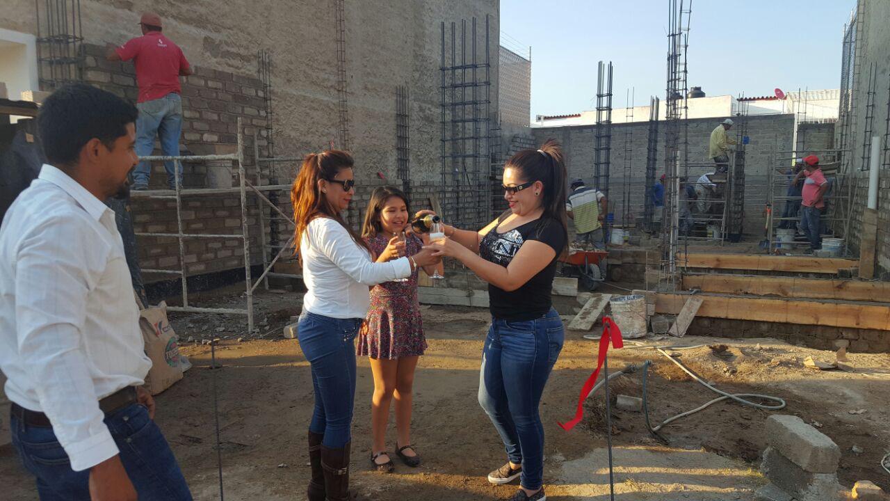 Momento especial con familia en su nuevo hogar