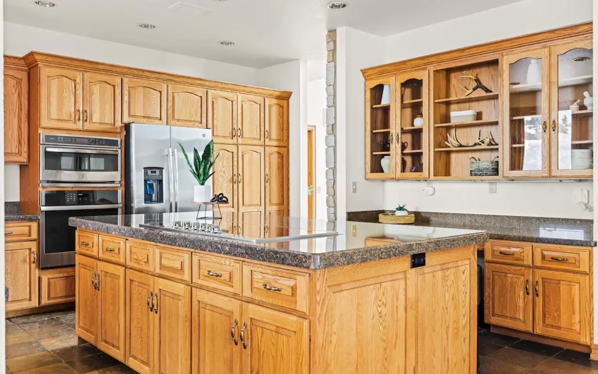 Área de comedor elegante y lista para huéspedes