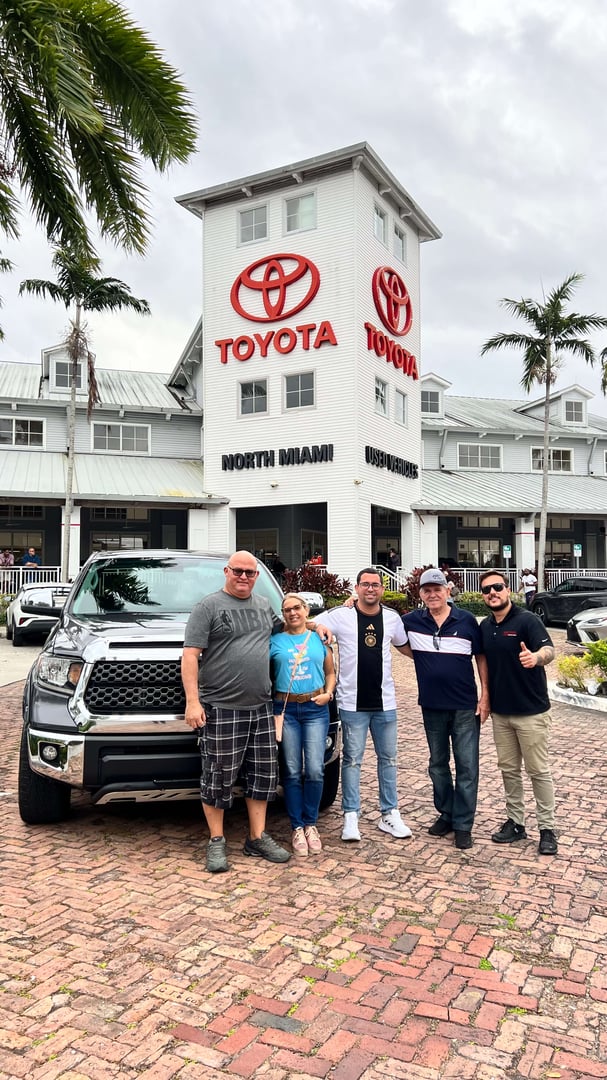 Cliente celebrando la adquisición de su auto soñado