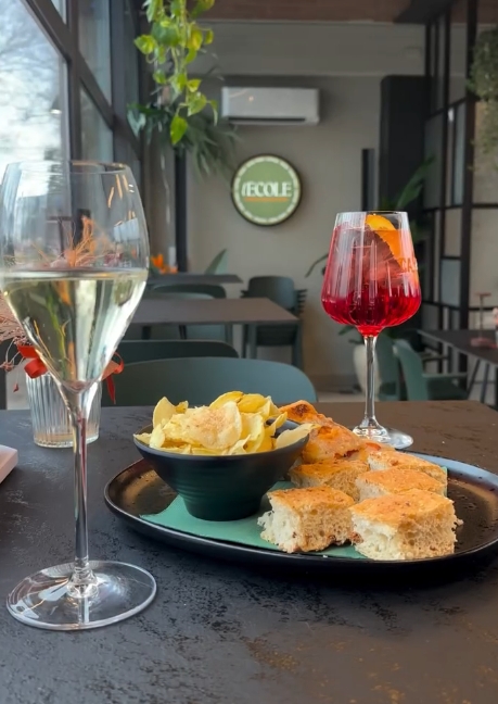 Interno moderno Bar L'École con luci soffuse