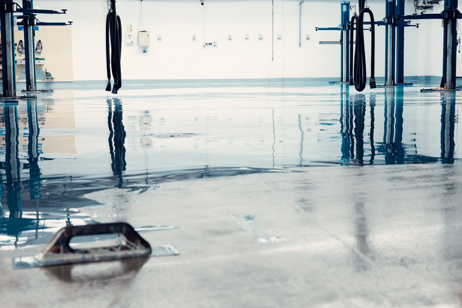 Wet epoxy resin floor