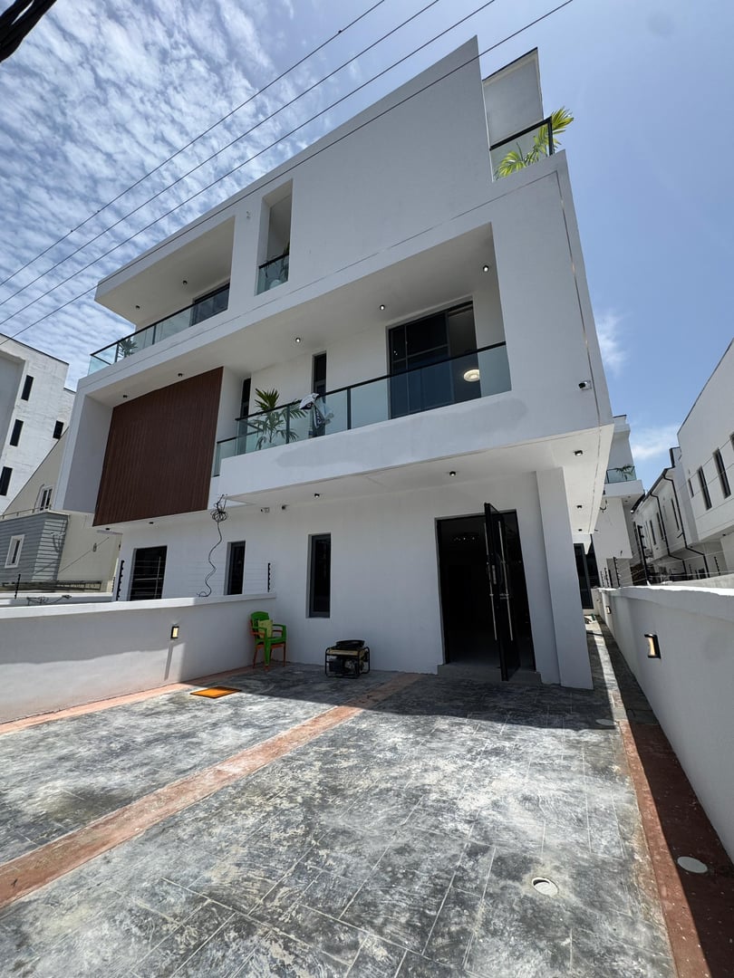 Contemporary 4-bedroom semi-detached duplex with BQ in Ikate, Lekki