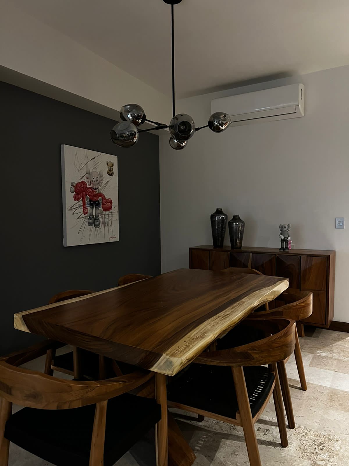 Mesa de comedor live edge en parota con borde orgánico natural y base en patas X