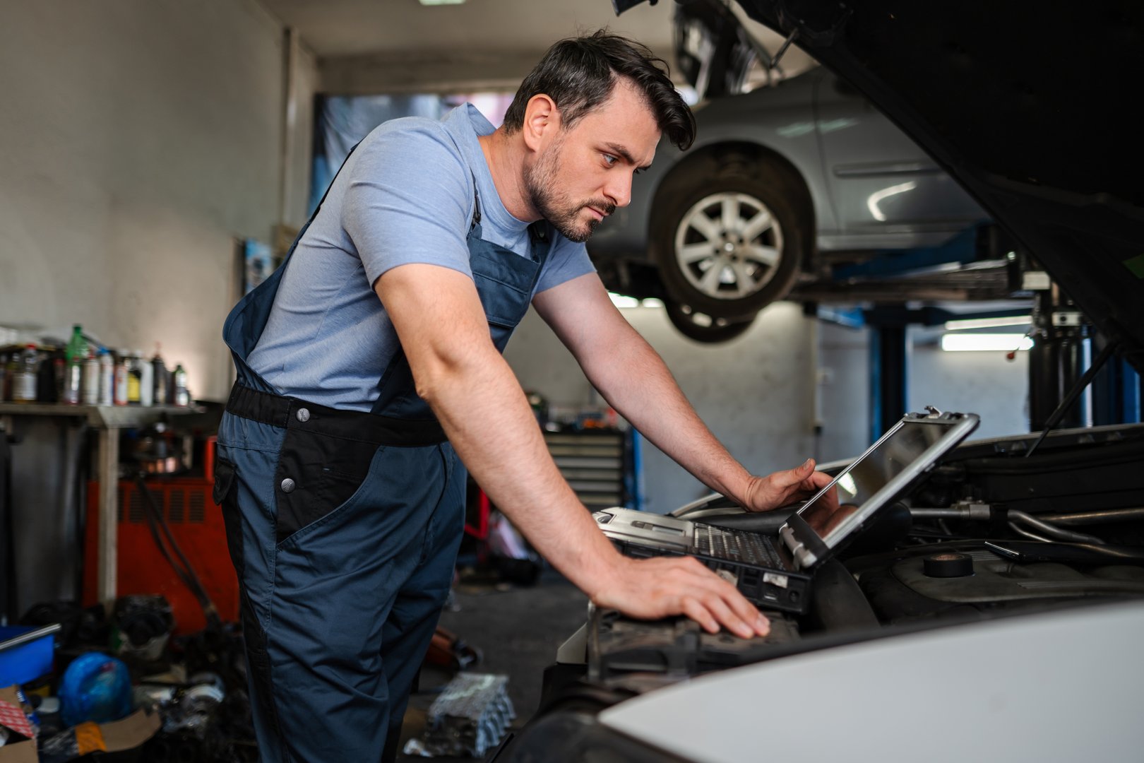 Mechanic using diagnostic software