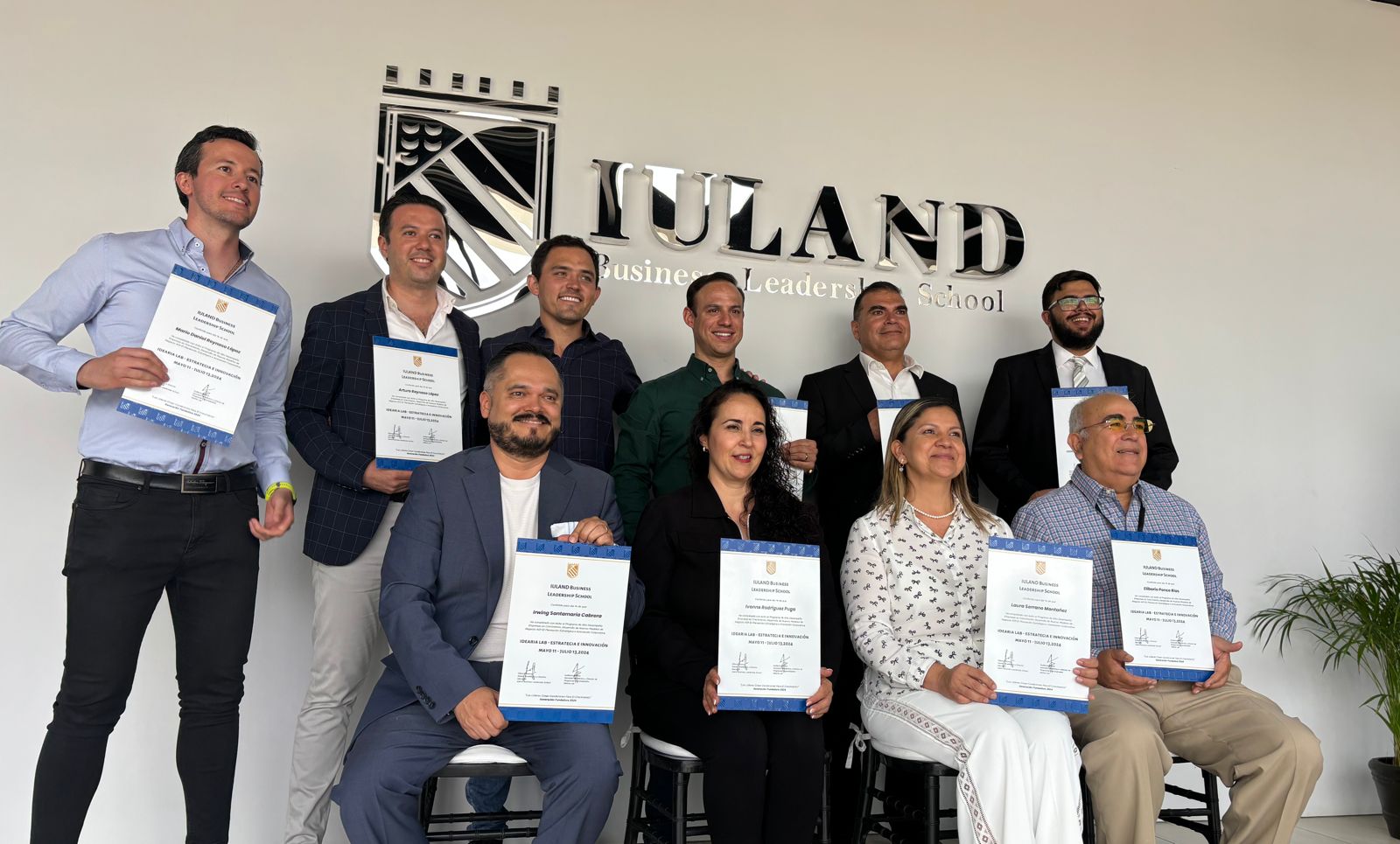 Equipo de planeación estratégica e innovación sonriendo y colaborando juntos