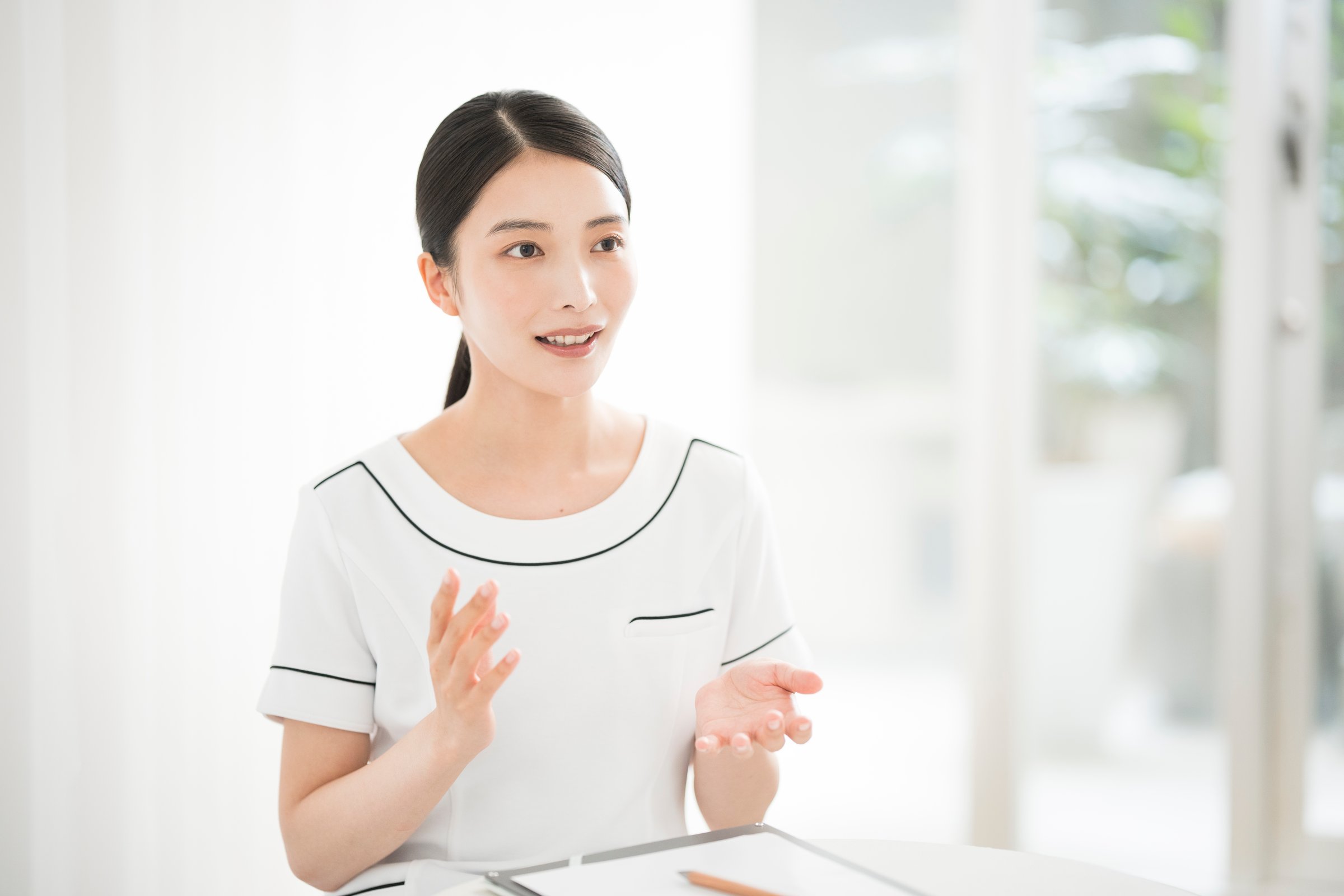 A young Japanese woman beautician (therapist)