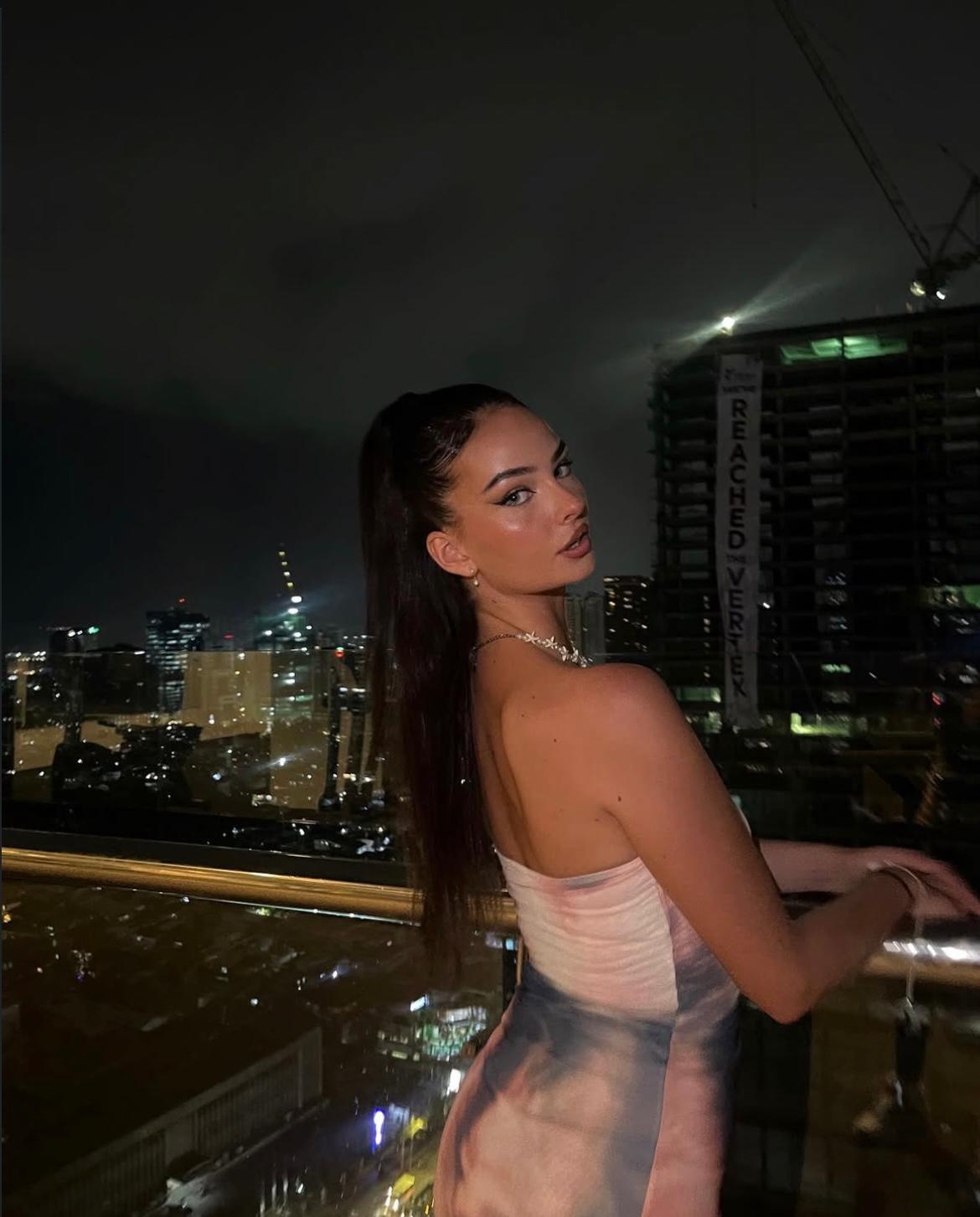 Kira - Model & Travel Creator, buchbar als Model