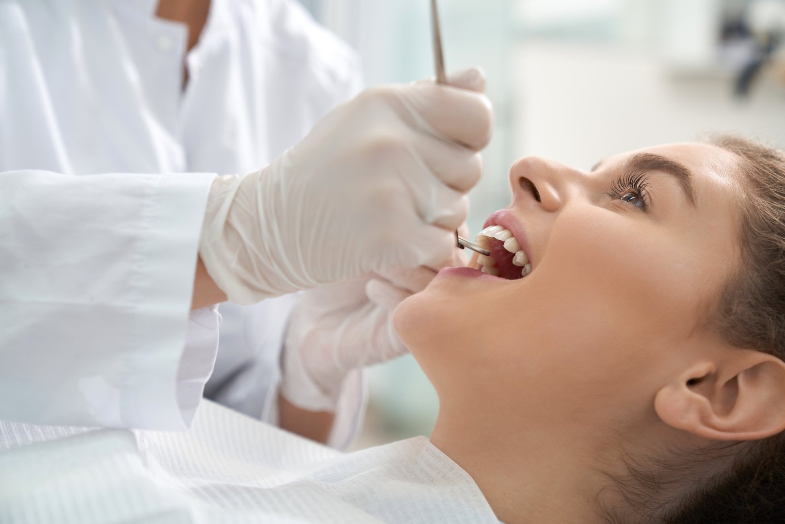 Dentista realizando limpieza dental