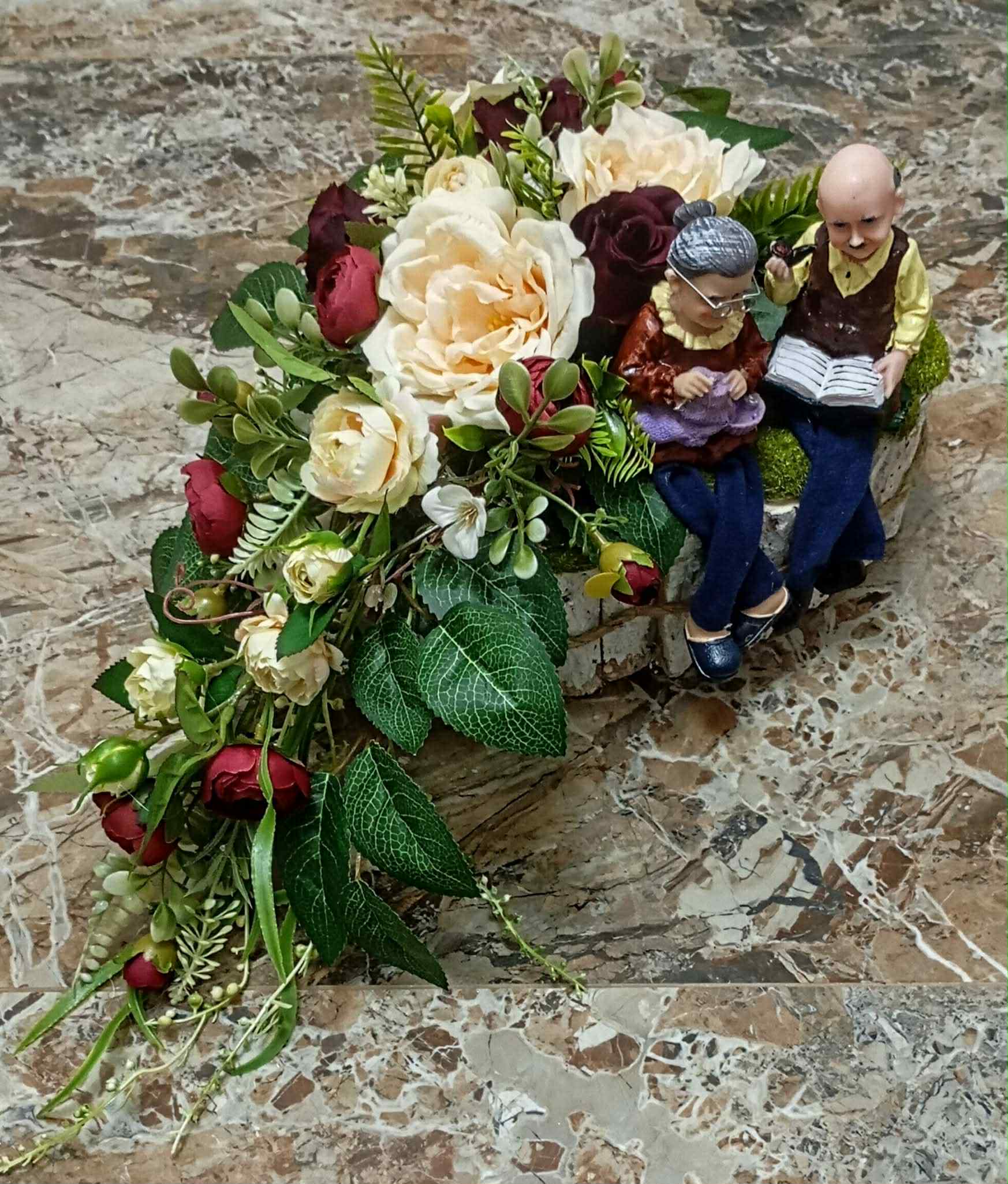 Kompozycja kwiatowa na Dzień Babci i Dziadka