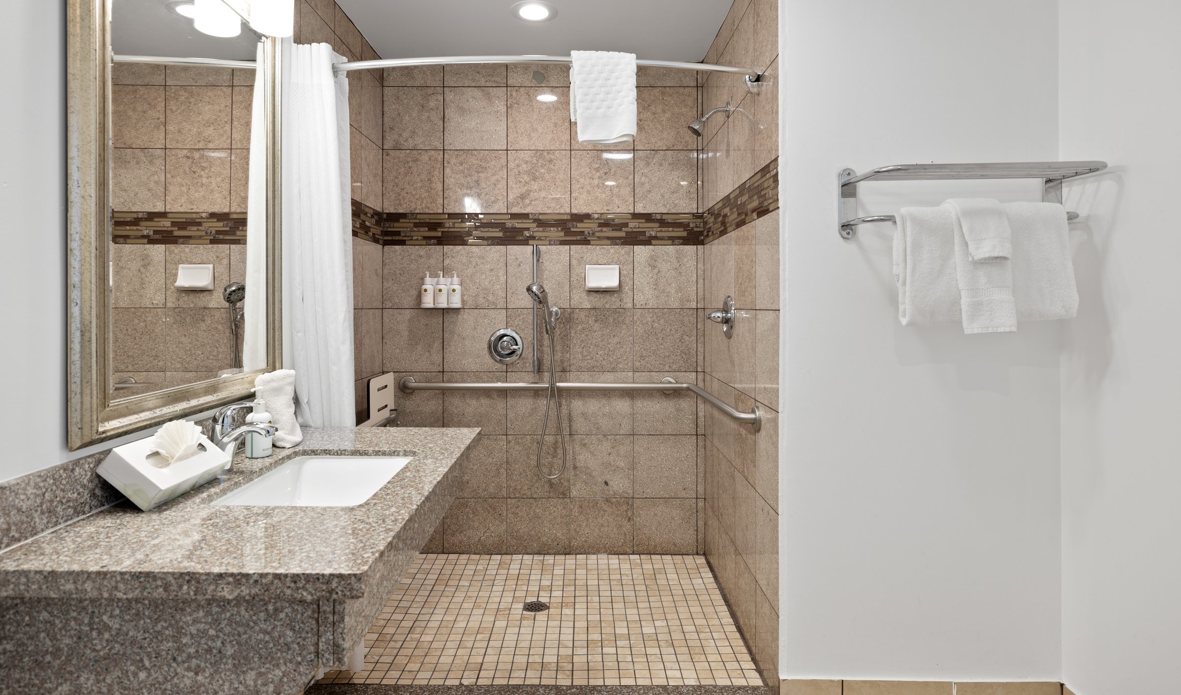 Gateway Lodge Seaside ADA King Bath