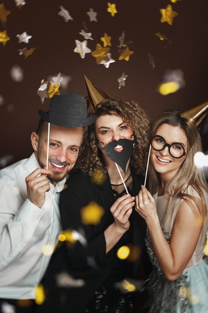 PhotoBooth με παιδιά που ποζάρουν και τραβάνε διασκεδαστικές φωτογραφίες σε πάρτι
