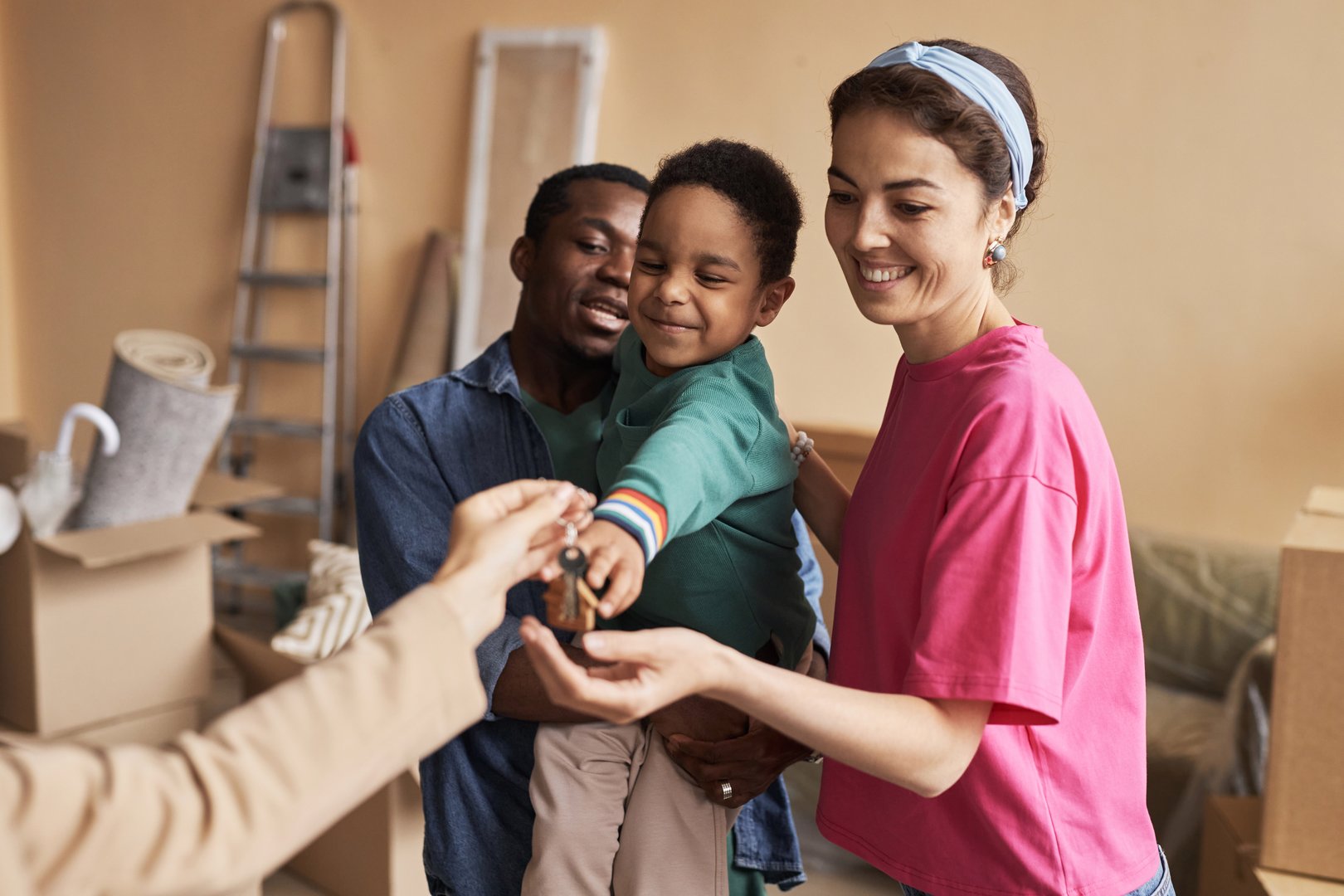 Family receiving keys from agent