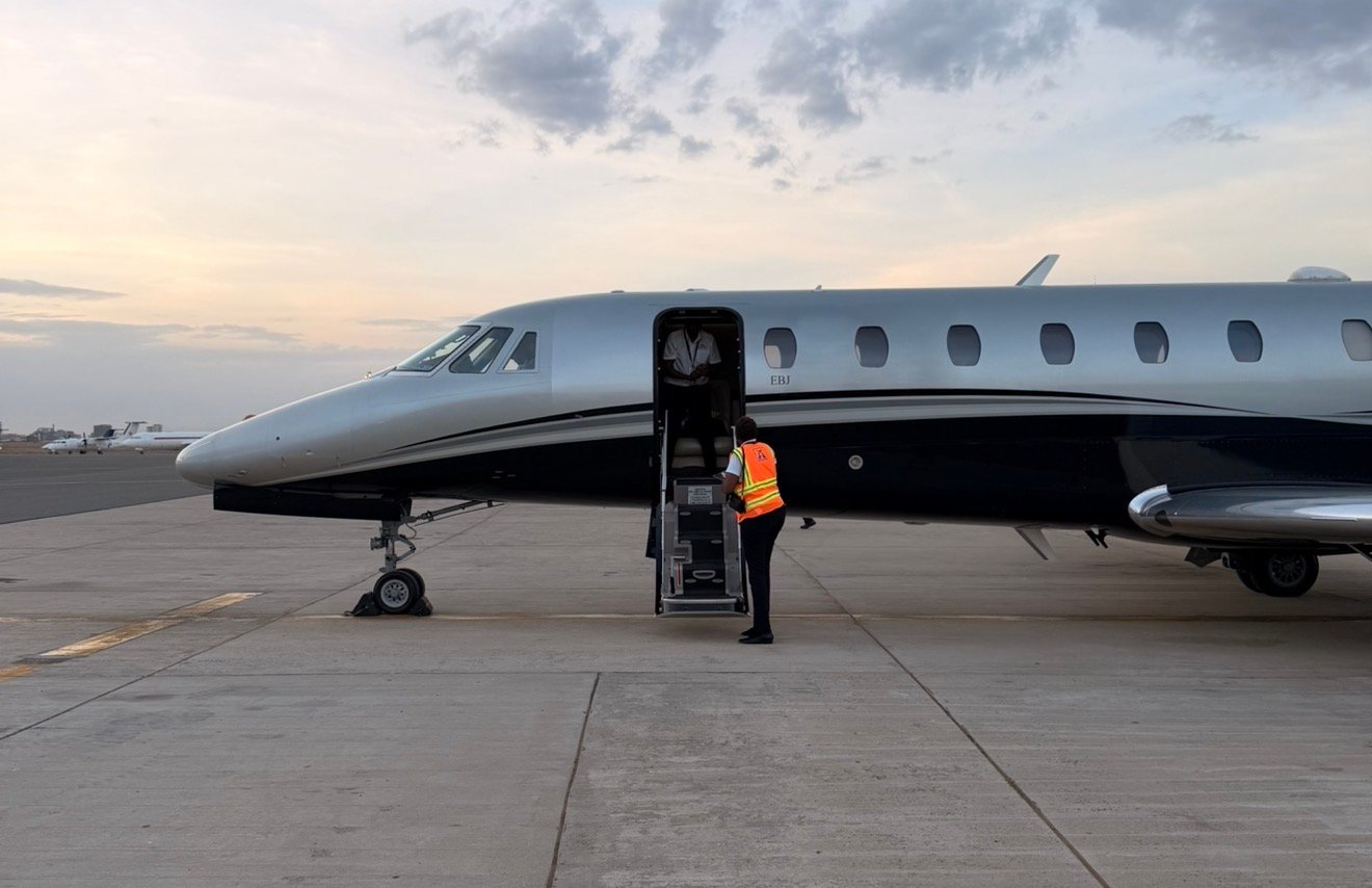 Citation 680 Sovereign - Business workspace interior