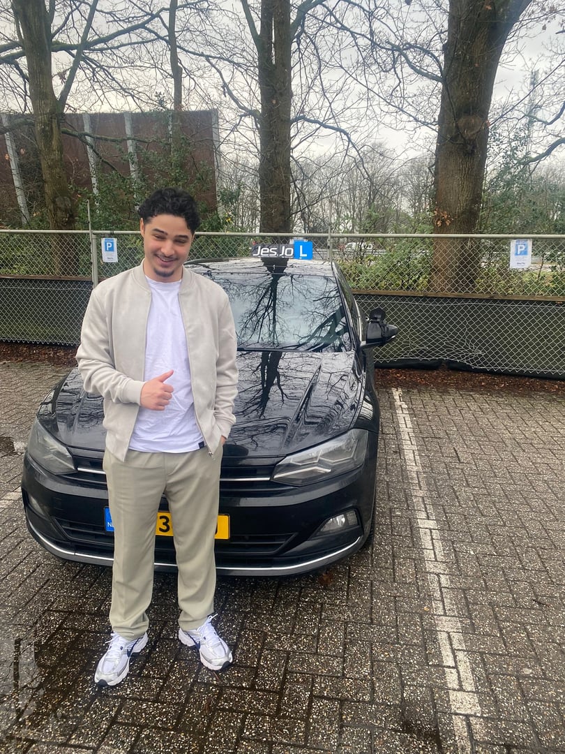 Recent geslaagde leerling met rijbewijs