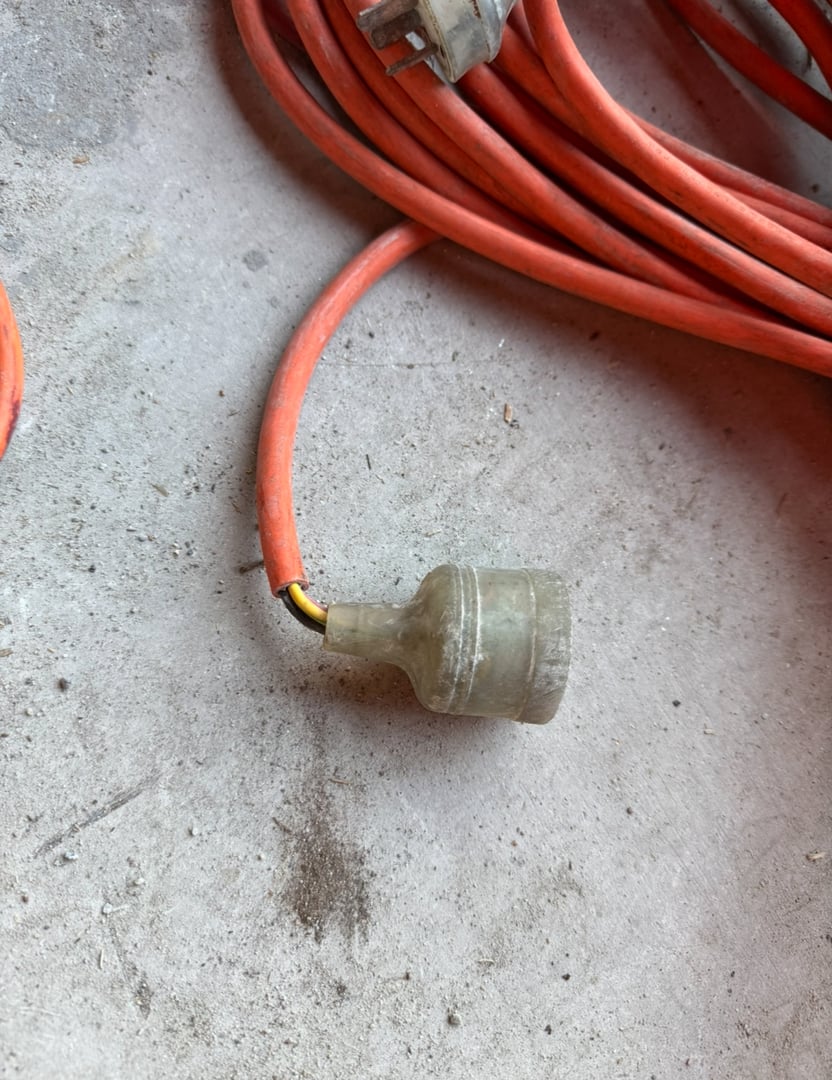 Damaged plug before replacement