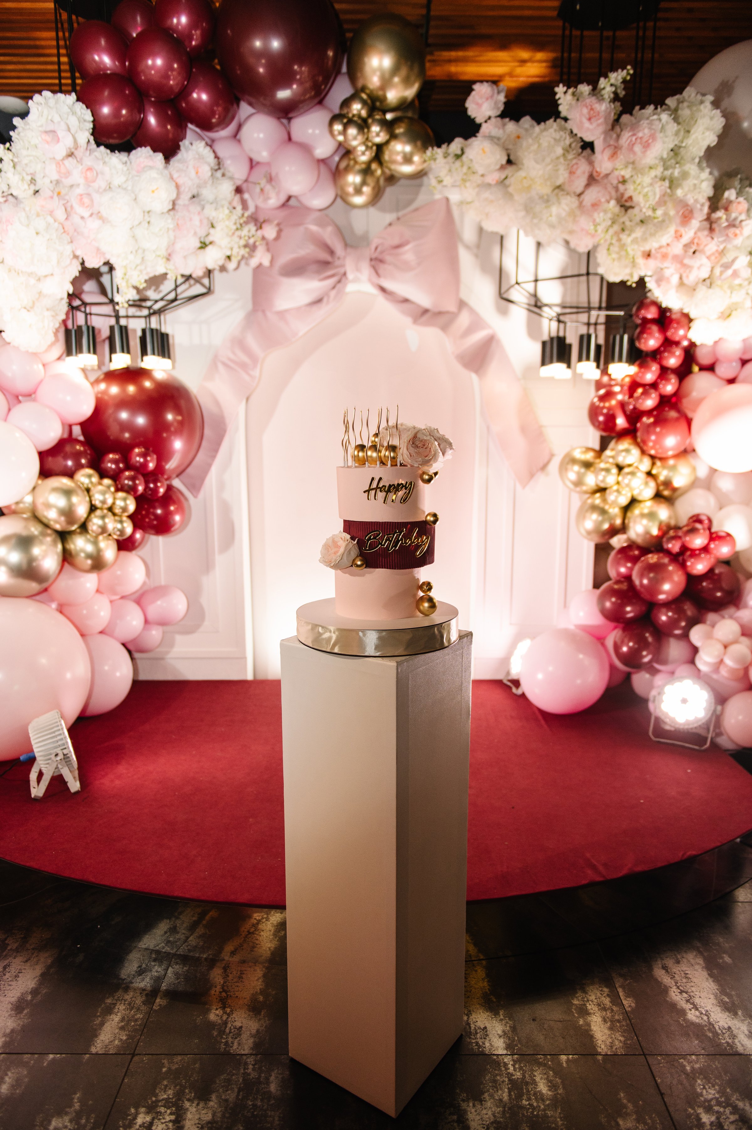 Elegant cake and balloon table