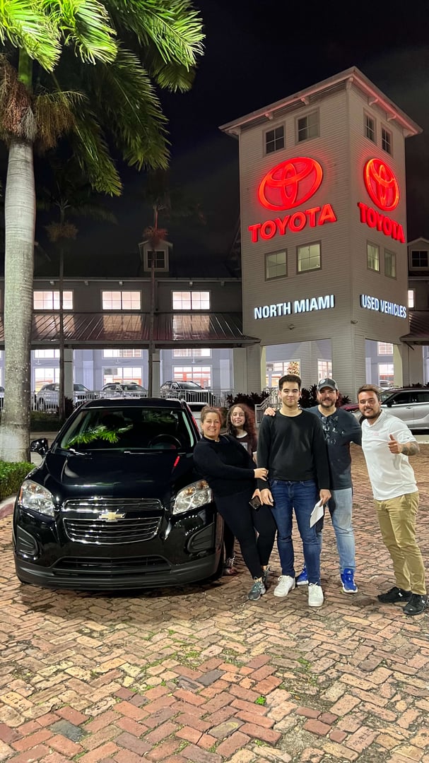 Cliente satisfecho con su nueva adquisición - momento especial de entrega