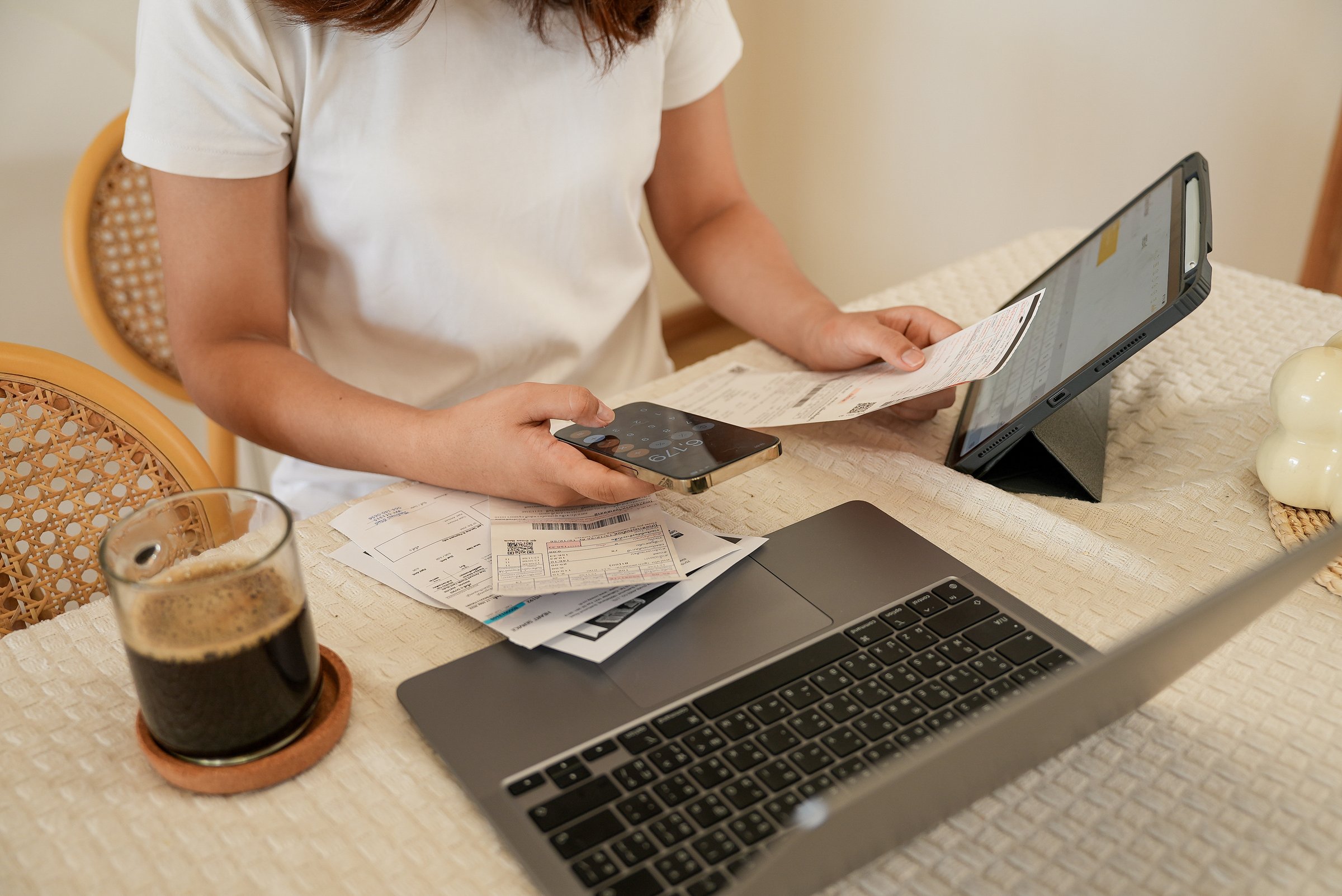 asian woman calculate monthly expenses on your smartphone.