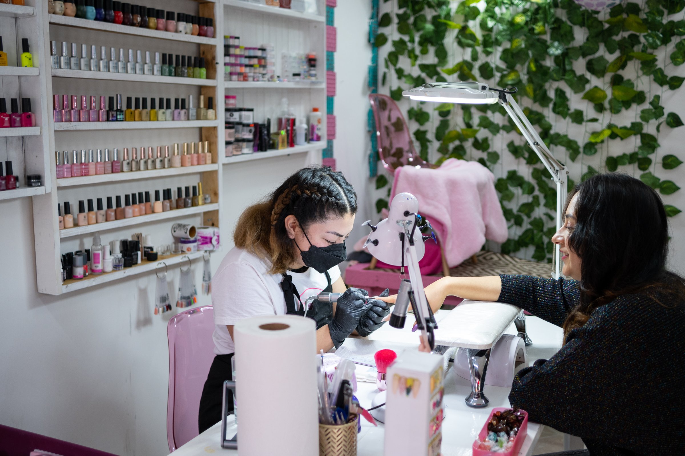 Uso profesional de cofias y guantes para higiene en servicios de belleza