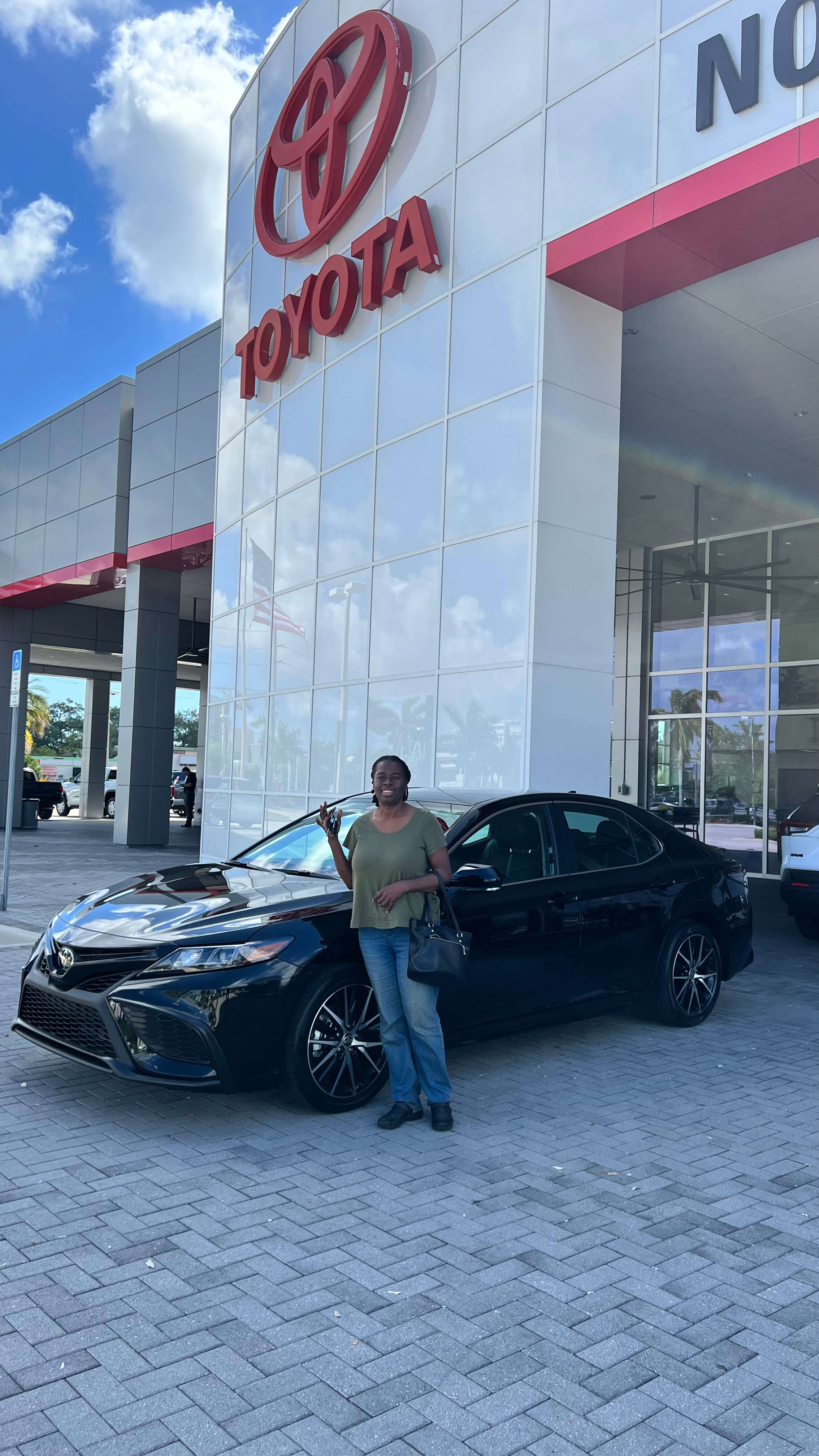 Cliente satisfecho con su vehículo recién adquirido