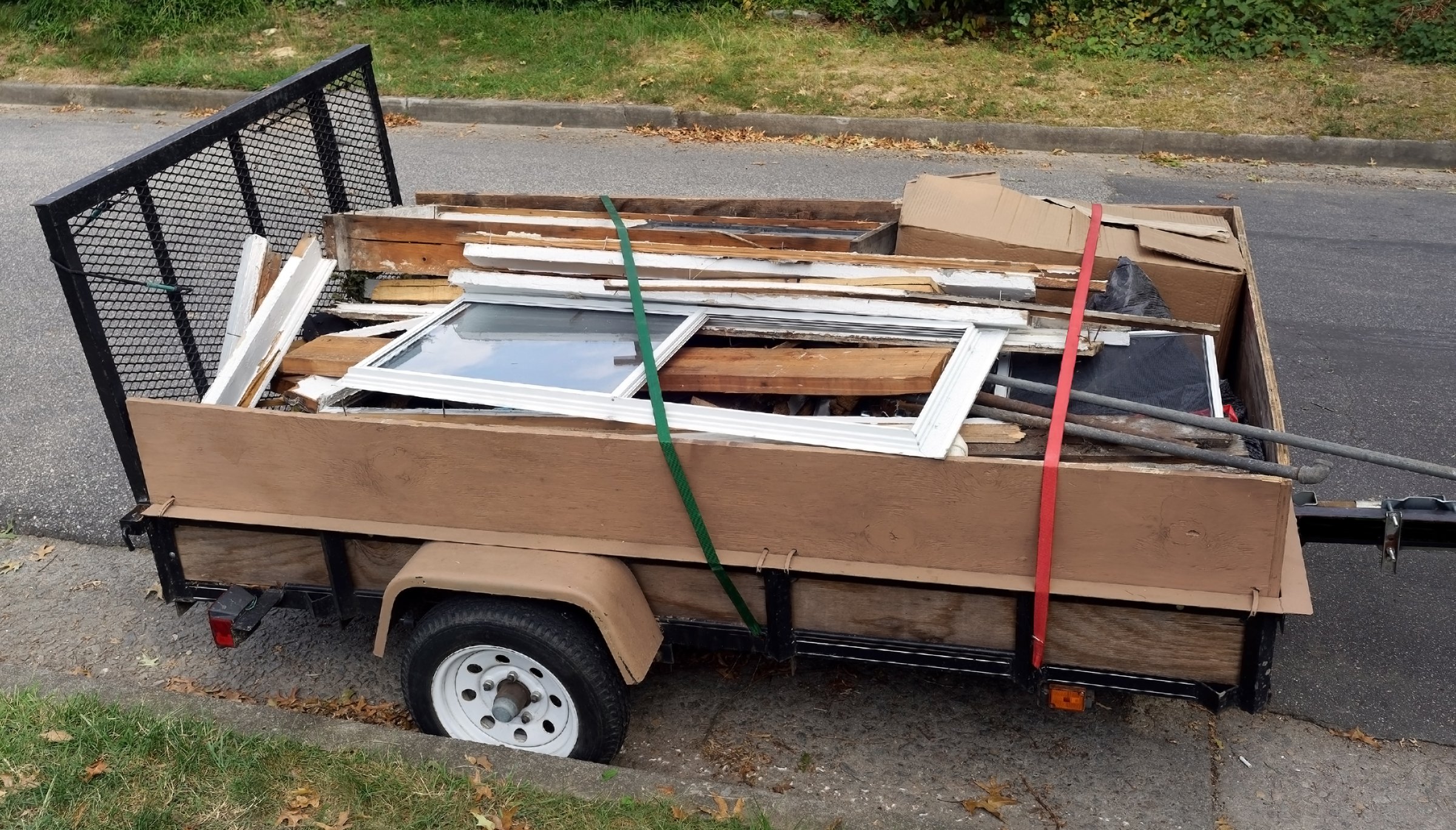 Open trailer filled with home renovation construction debris