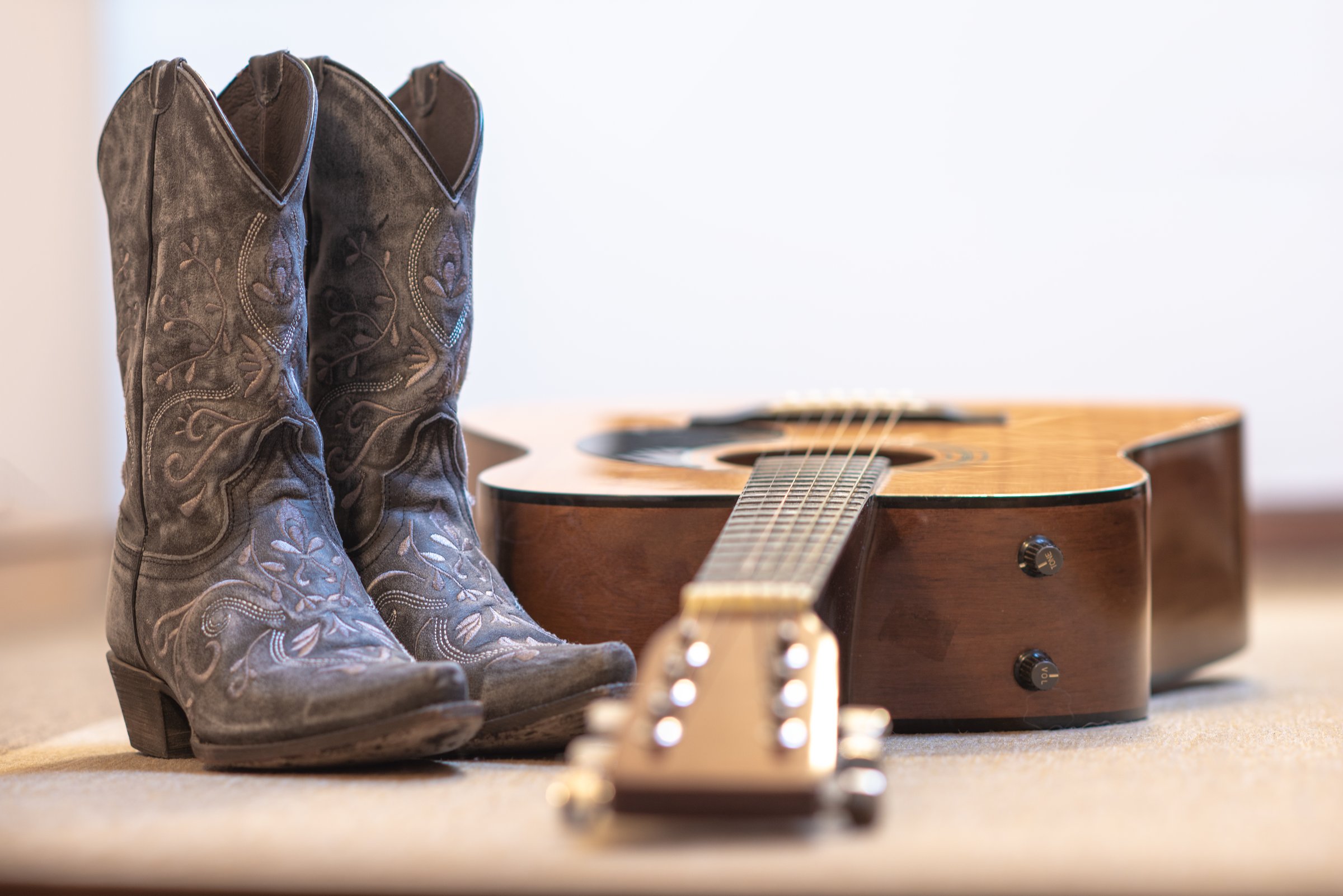 Botas bordadas y guitarra