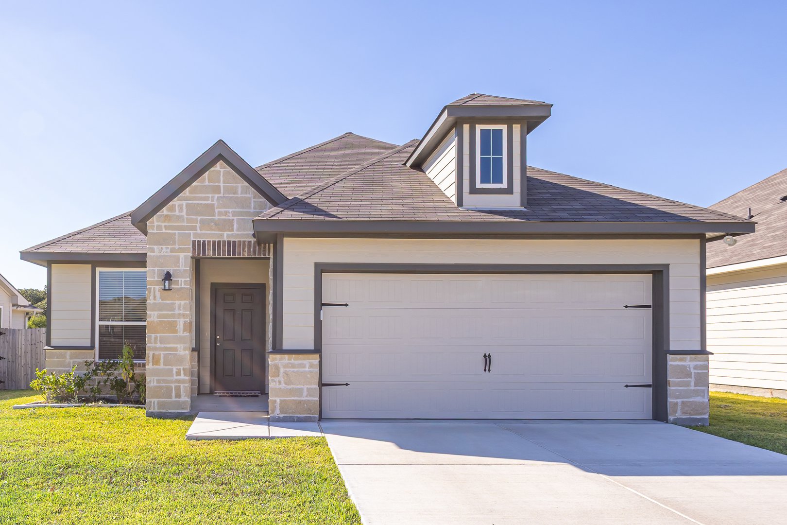 Charming traditional Suburban house, single-family, with a double garage, large garden, and an attic, in a quiet residential sector of the United States.