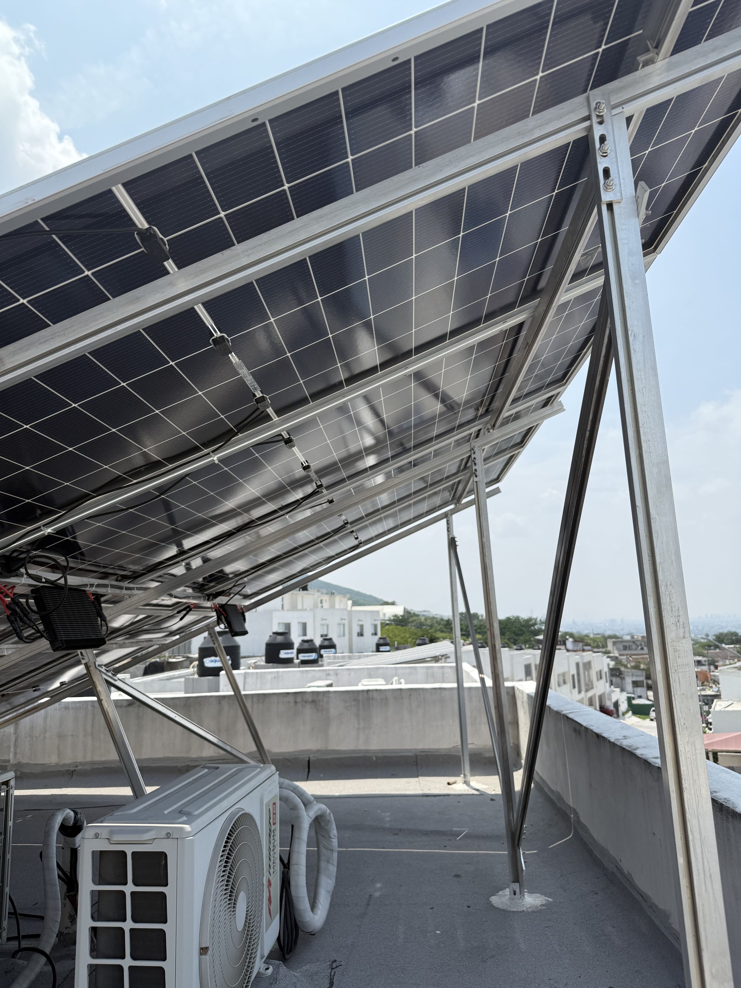 Instalación de paneles solares KYNTRA - trabajo profesional de energía renovable