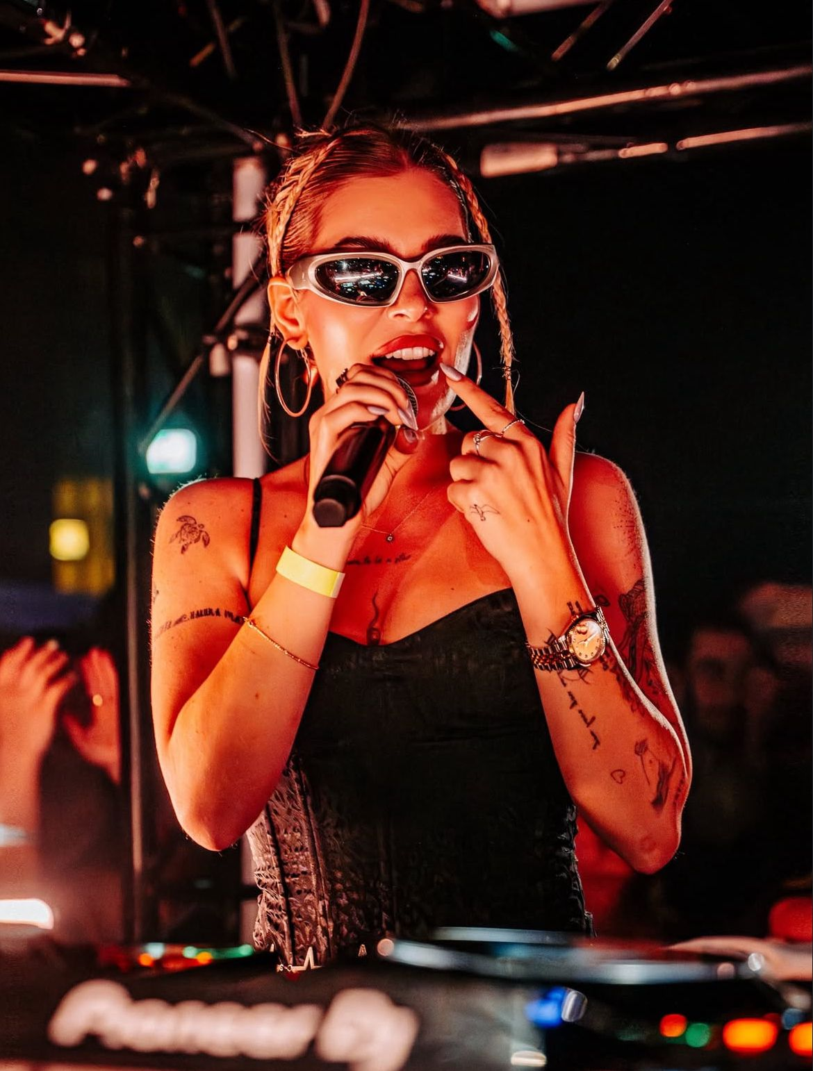 SIMAS - Sängerin & Lifestyle Creator, buchbar als Model