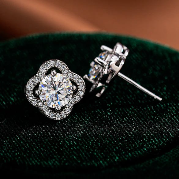 Boucles d'oreilles trèfle quatre feuilles en argent avec moissanite