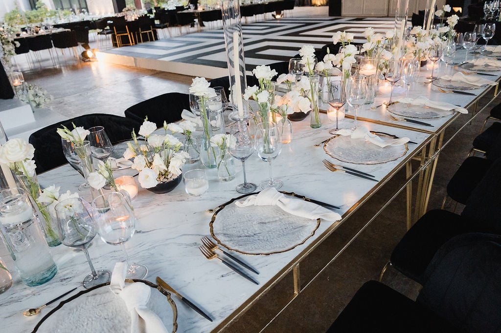 Elegante evento con decoración refinada y mesa decorada